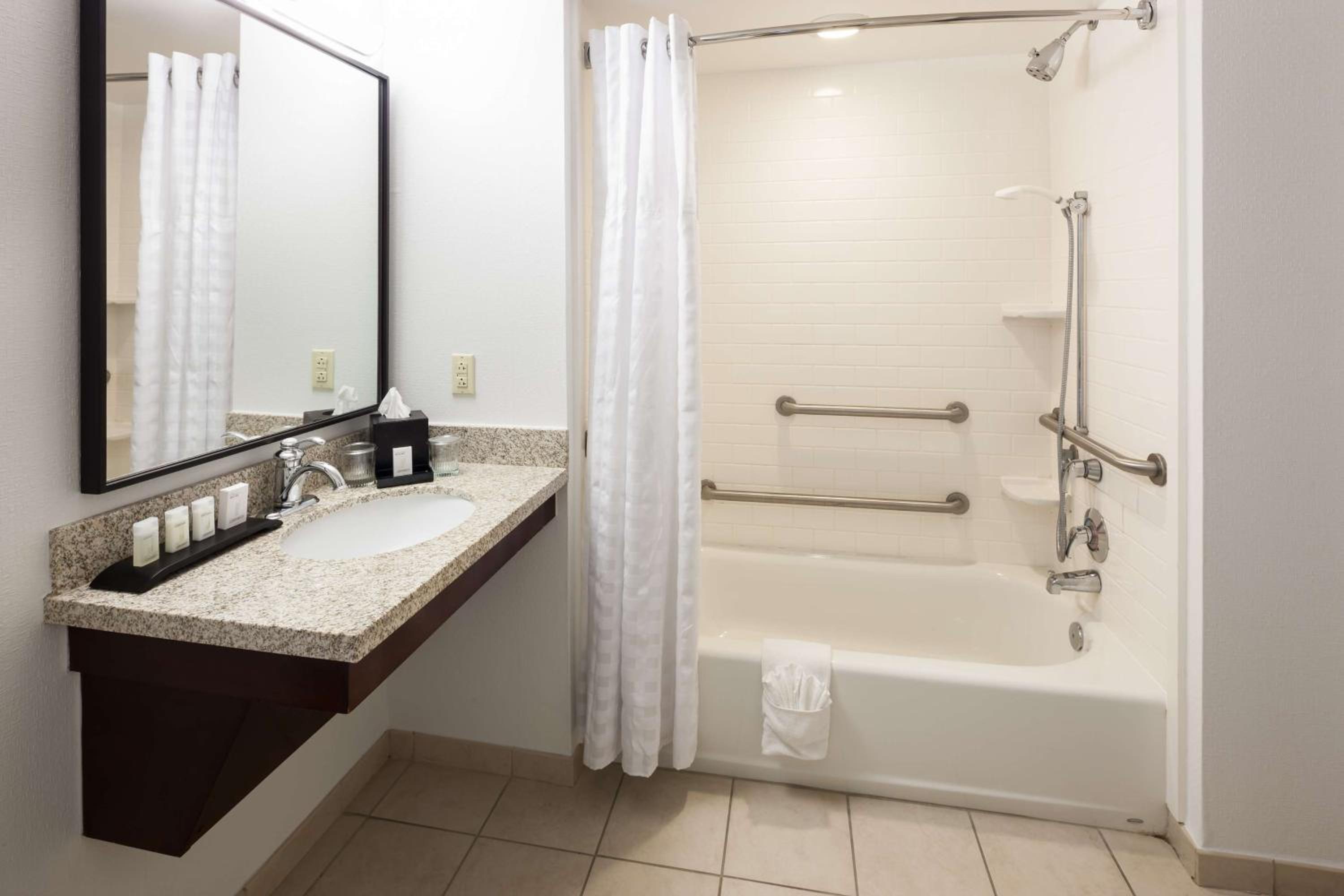 King Suite with Bath Tub - Disability/Hearing Access - Non-Smoking