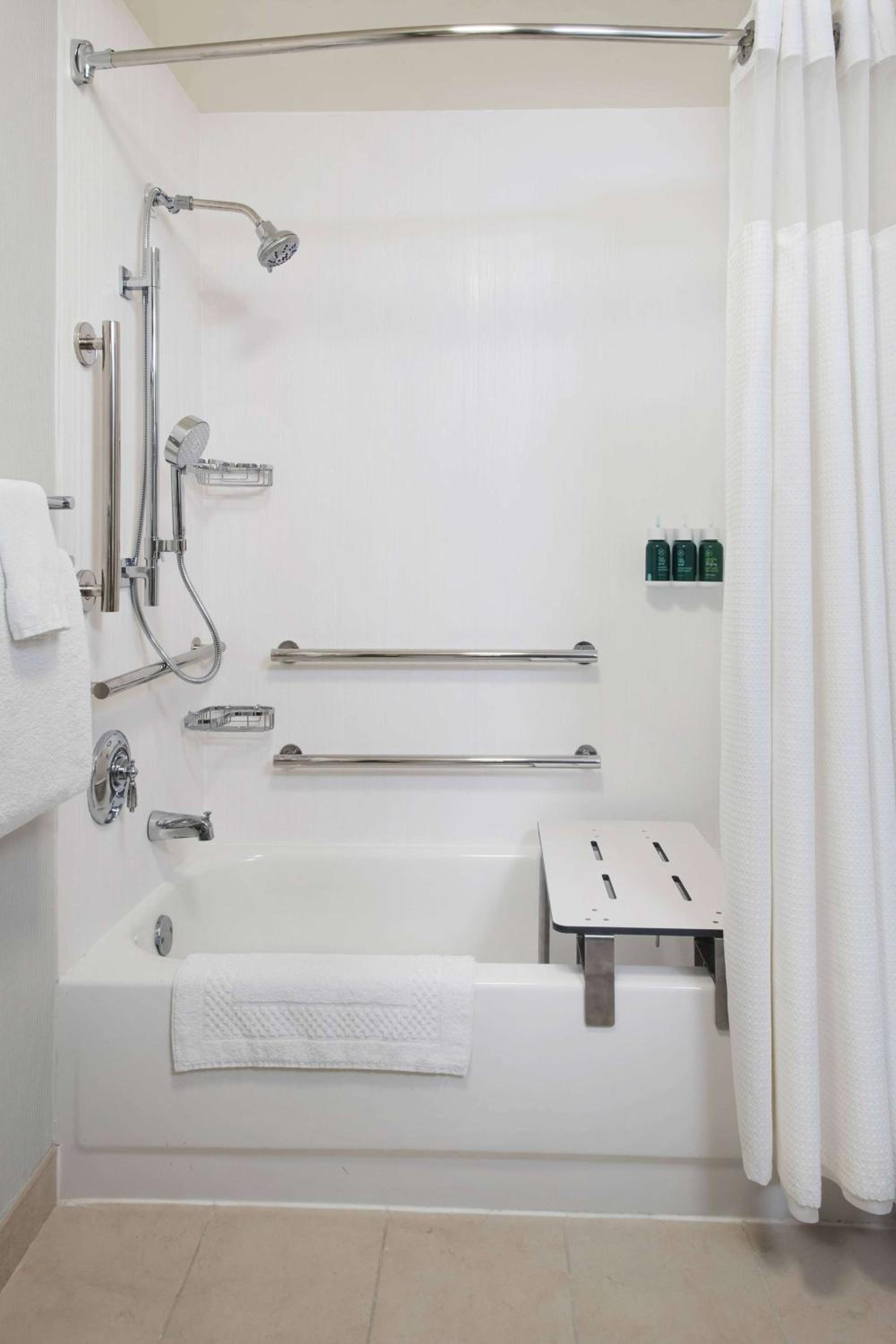 Guestroom King with Bathtub - Mobility Accessible