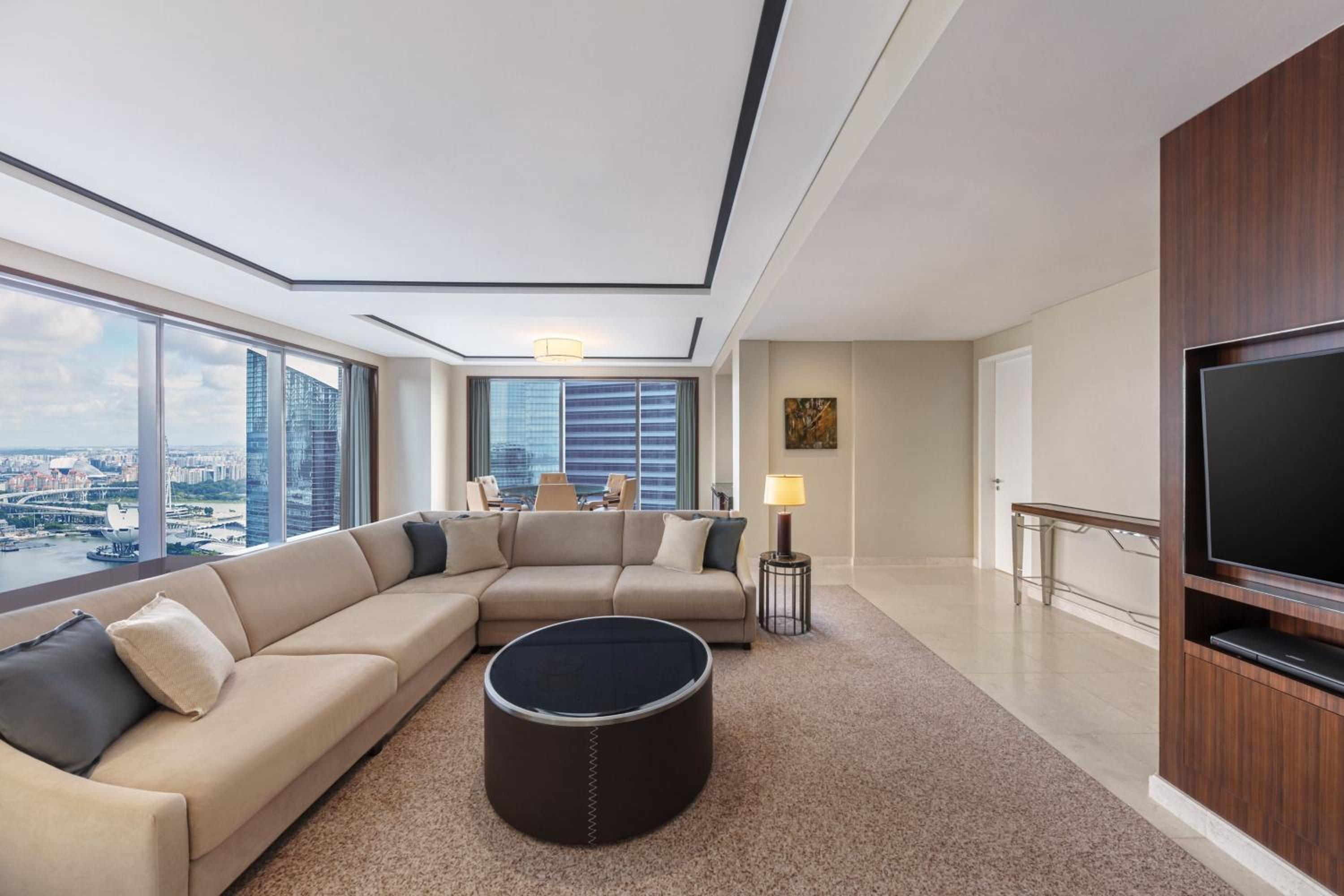 Harbourview, Large Bedroom Suite, King Bed, Club Lounge Access