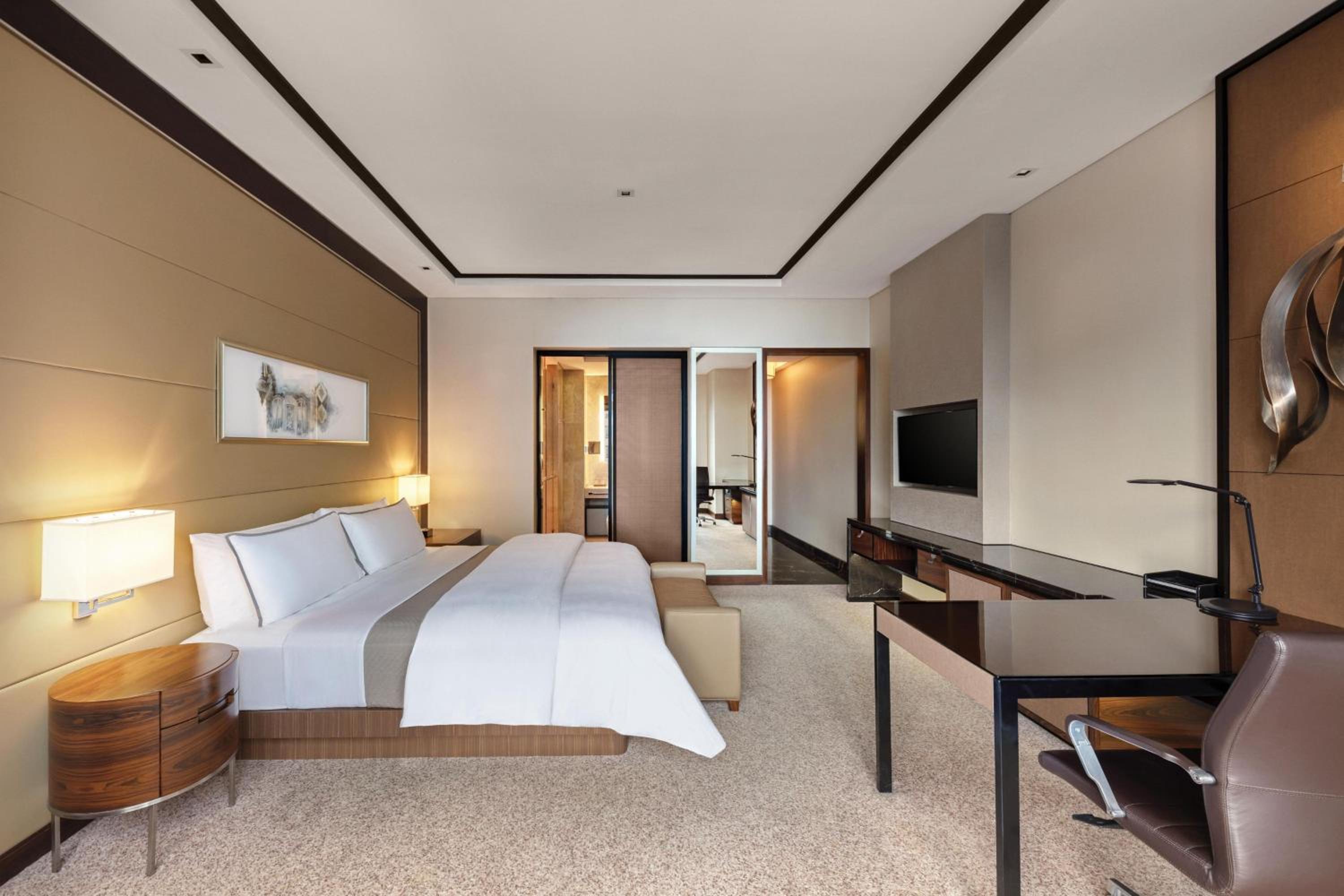 Deluxe Room, King Bed