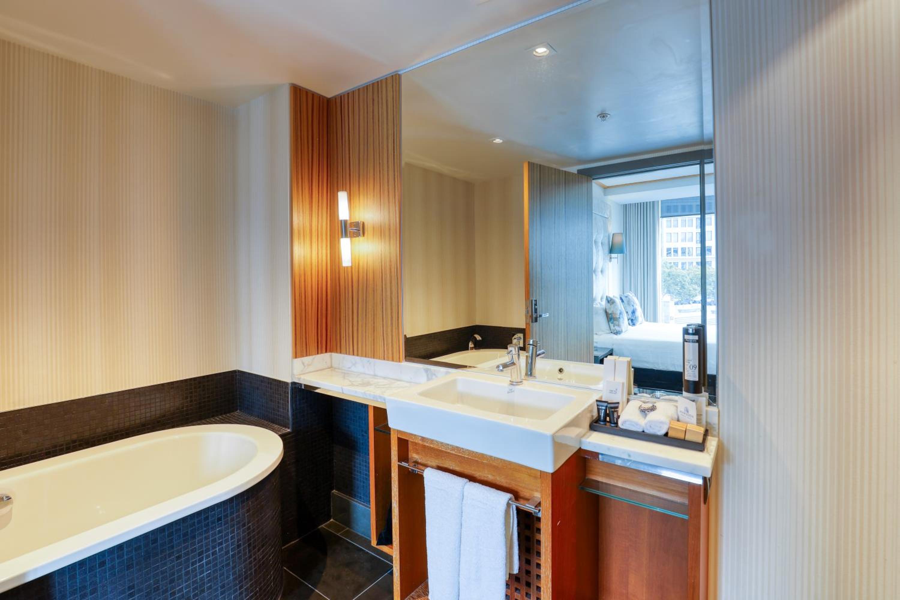 Deluxe King Room with Marina View