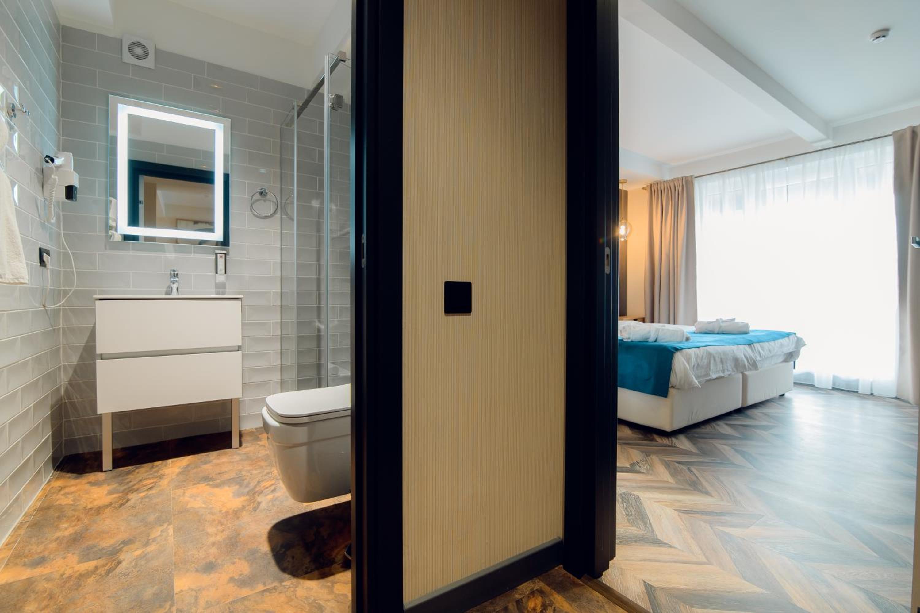 Deluxe One-Bedroom Apartment with Terrace