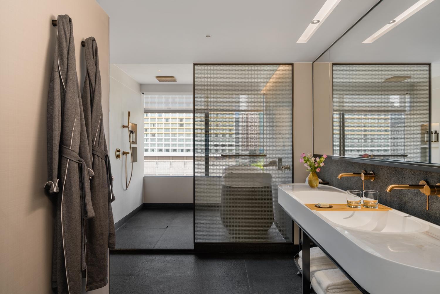 1 King Suite with Harbor View and Daybed - Regent Club Access