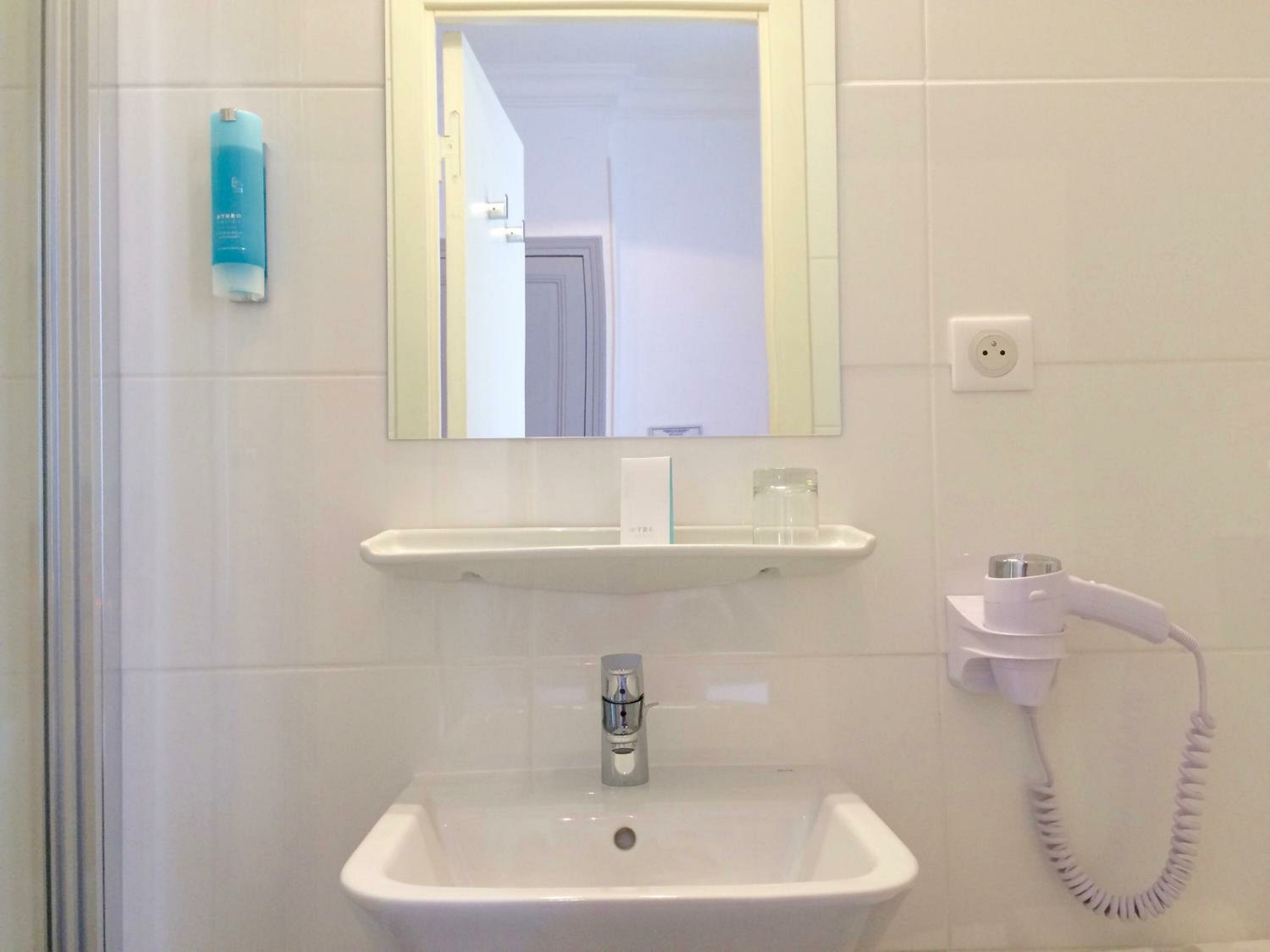 Small Single Room (without Hot Tub) 30 ft²