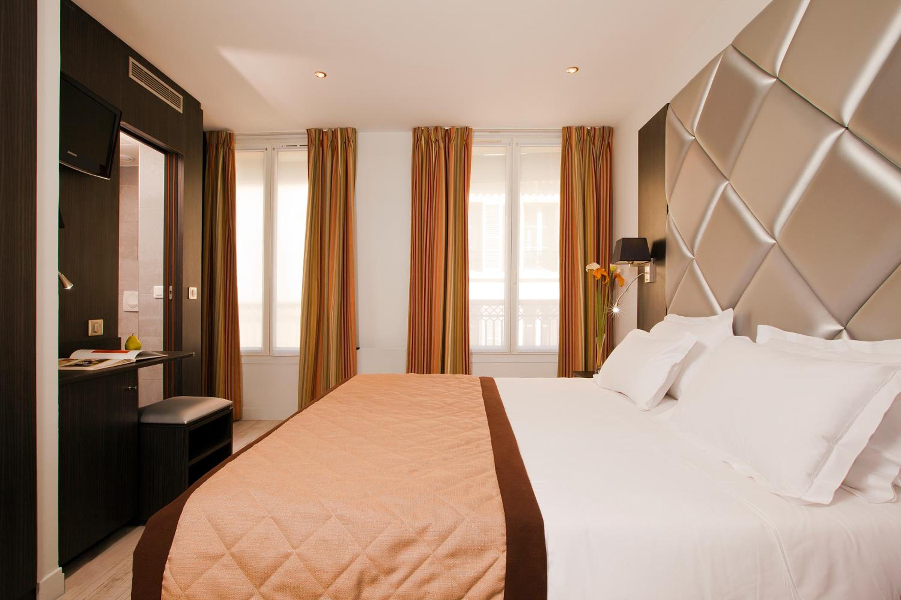 2 Connecting Superior Rooms