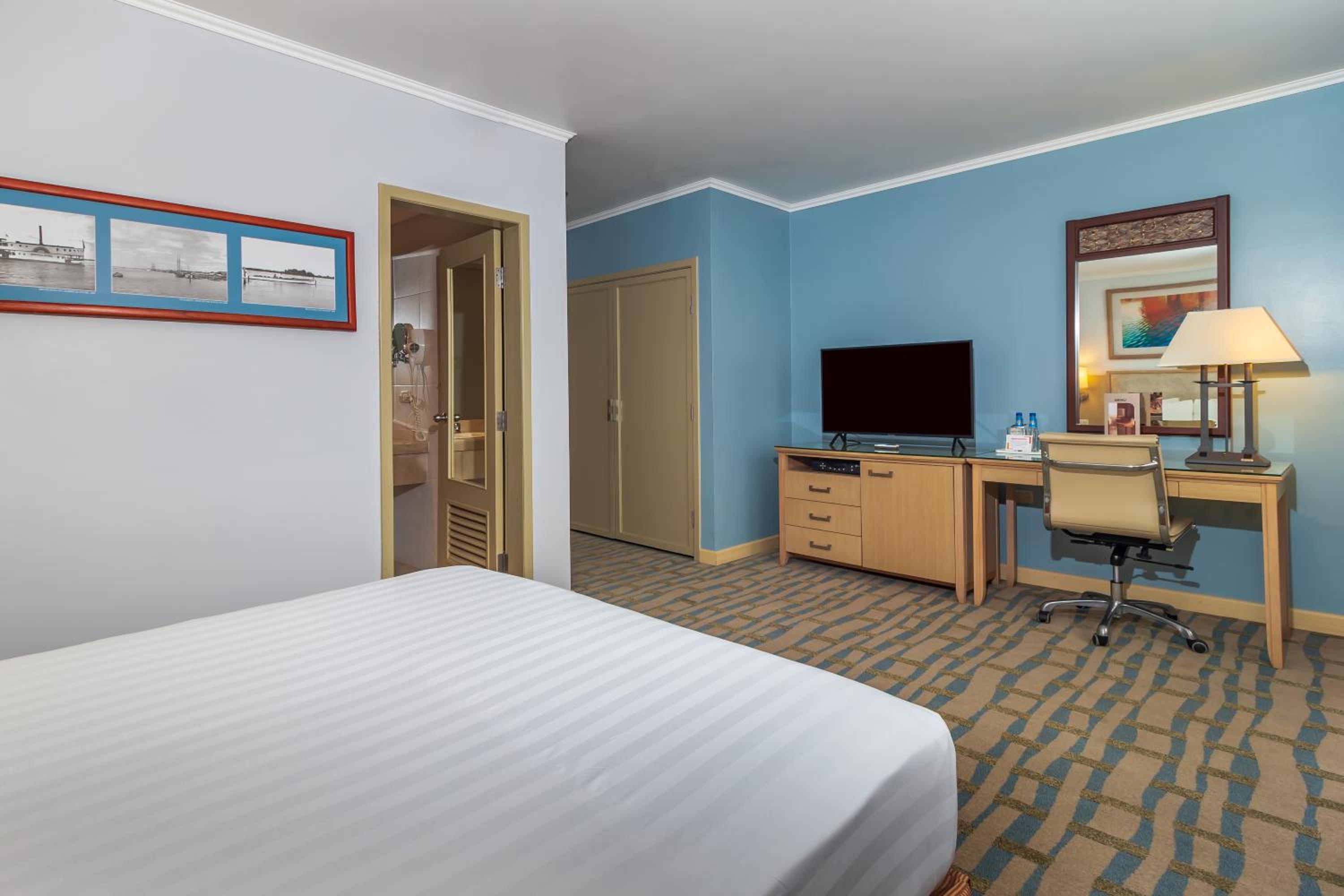 Deluxe Queen Room - Non-Smoking