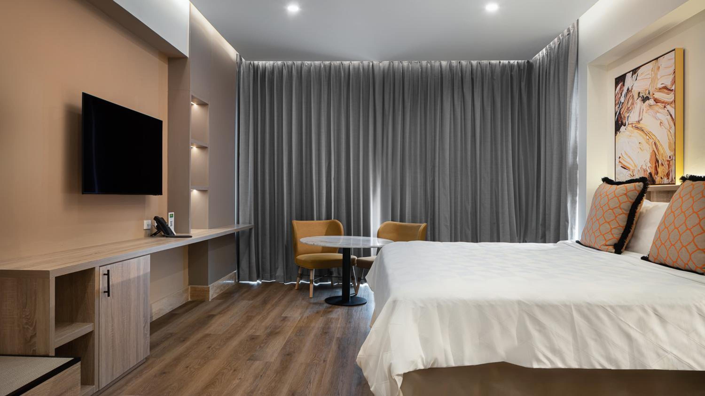 Standard King Room with City View