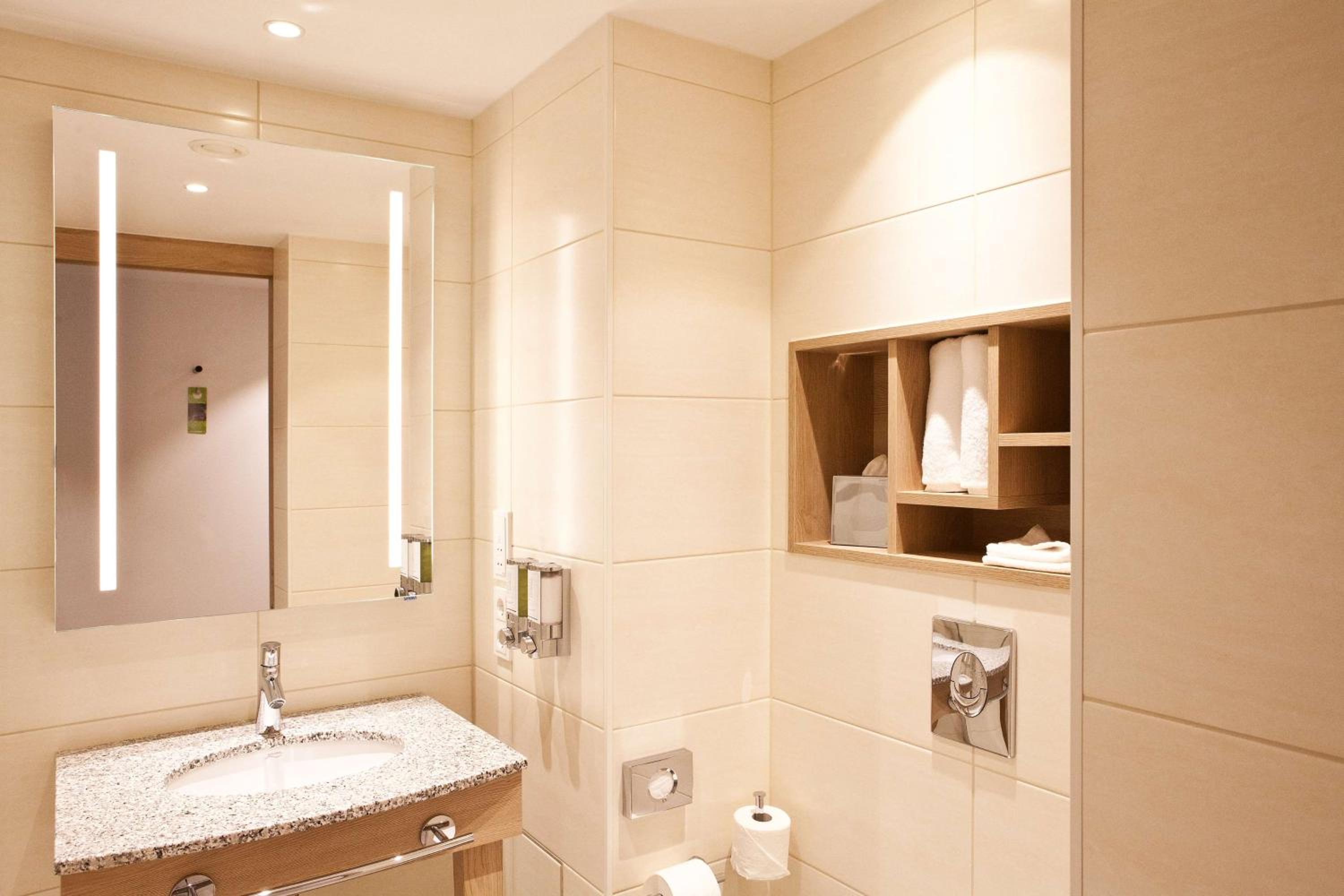 Queen Room with Sofa Bed - Non-Smoking