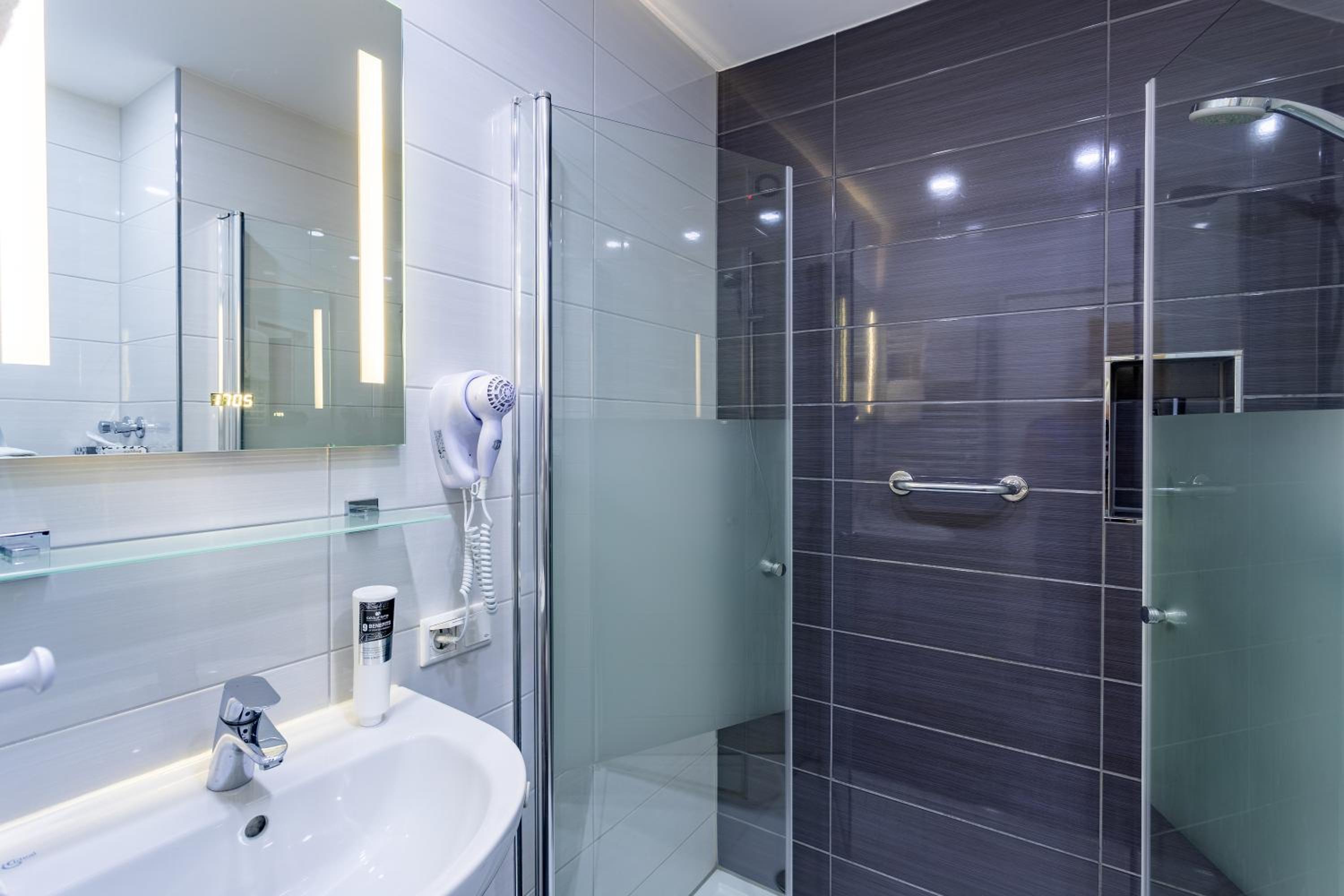 Comfort Queen Room (bed 4.6 ft x 6.6 ft)