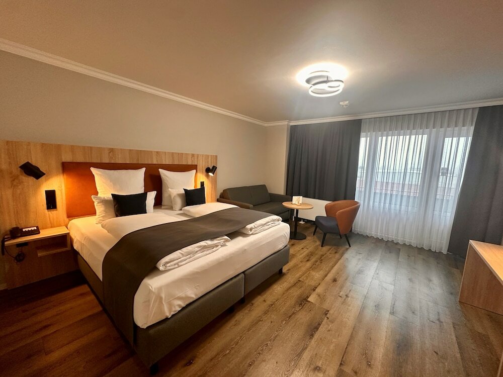 Premium Double Room, 1 King Bed, Non Smoking, Canal View