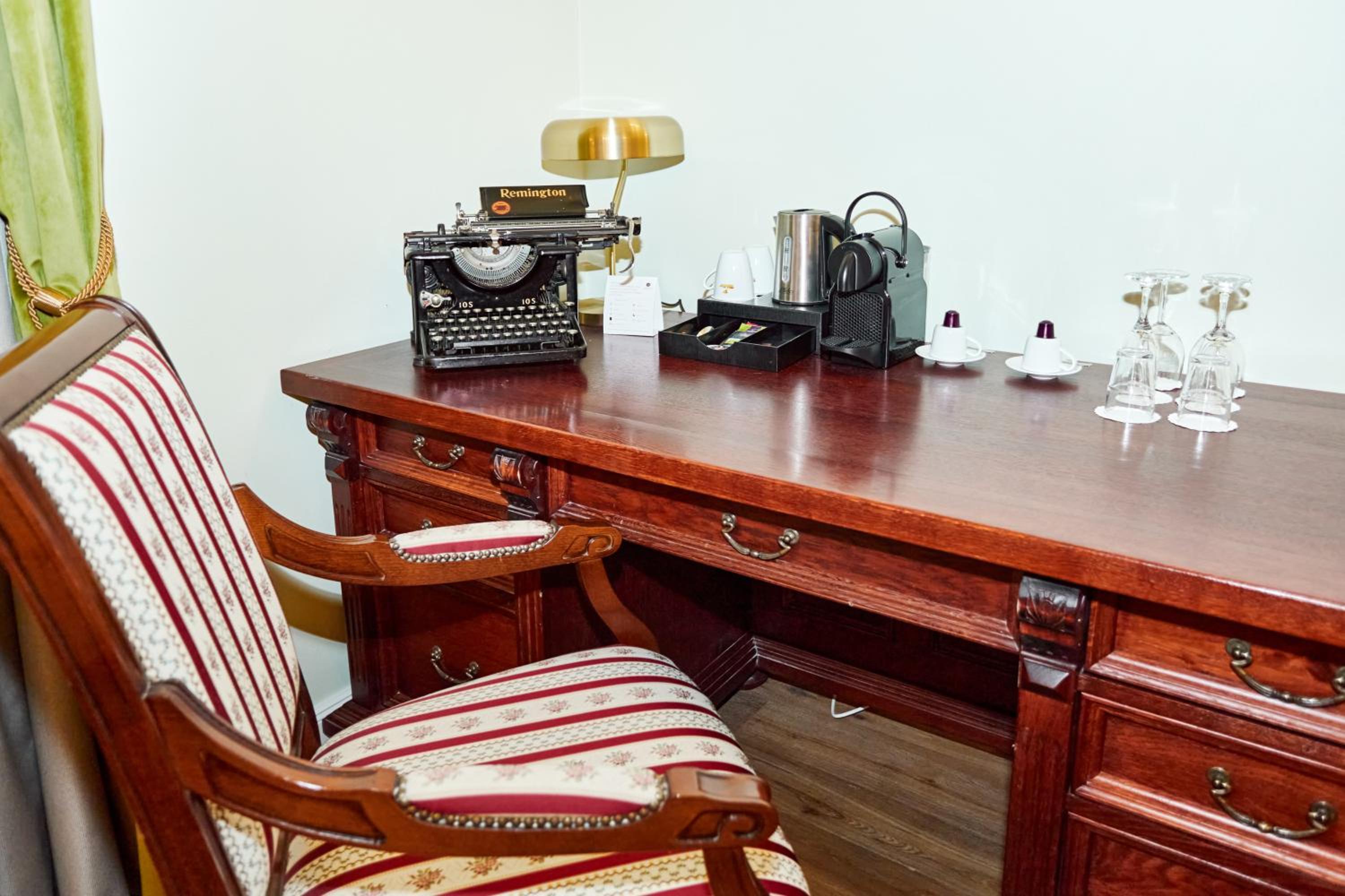 King Suite with Street View