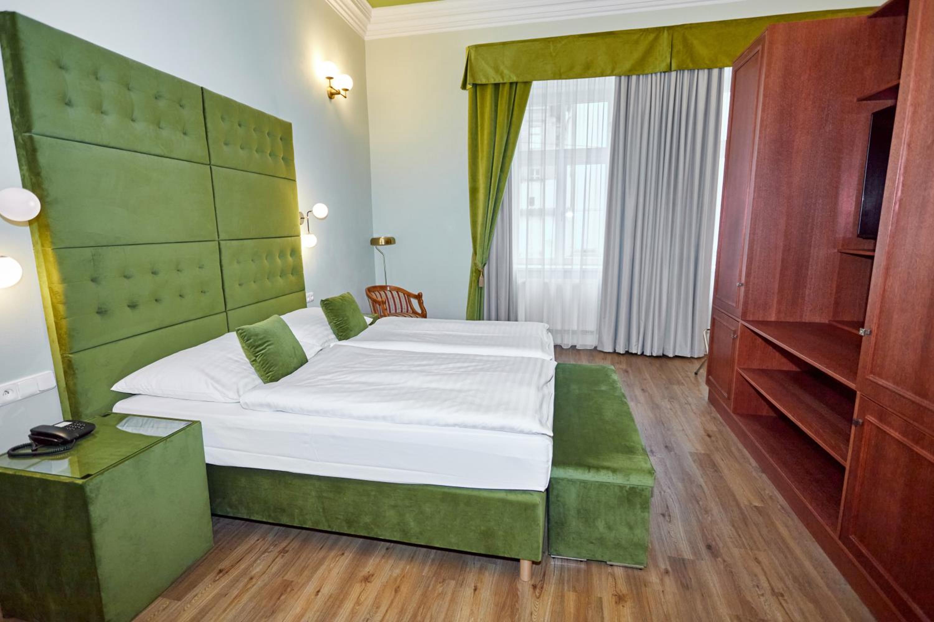 King Suite with Street View