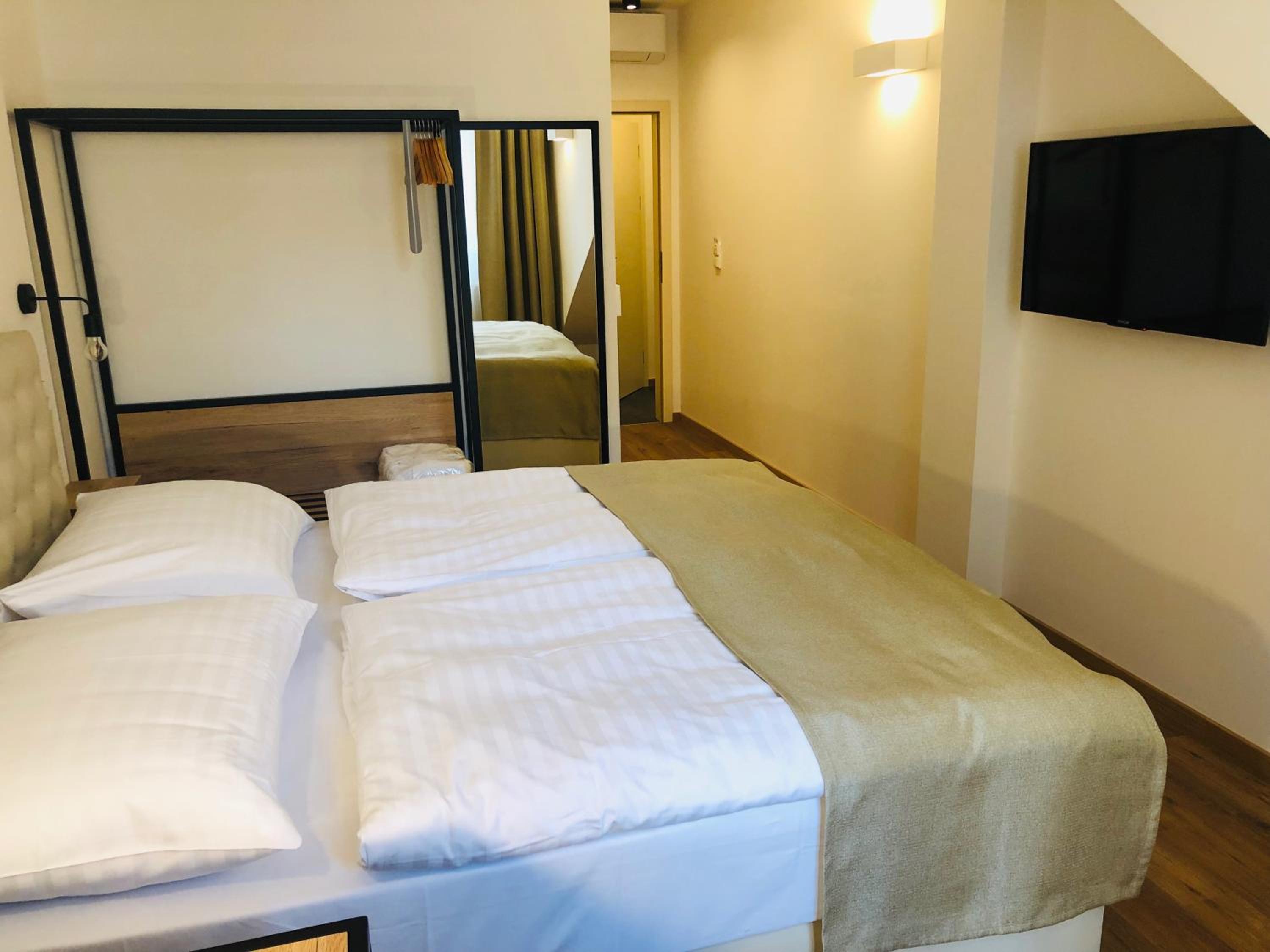 Rooftop Small Double Room with Street View
