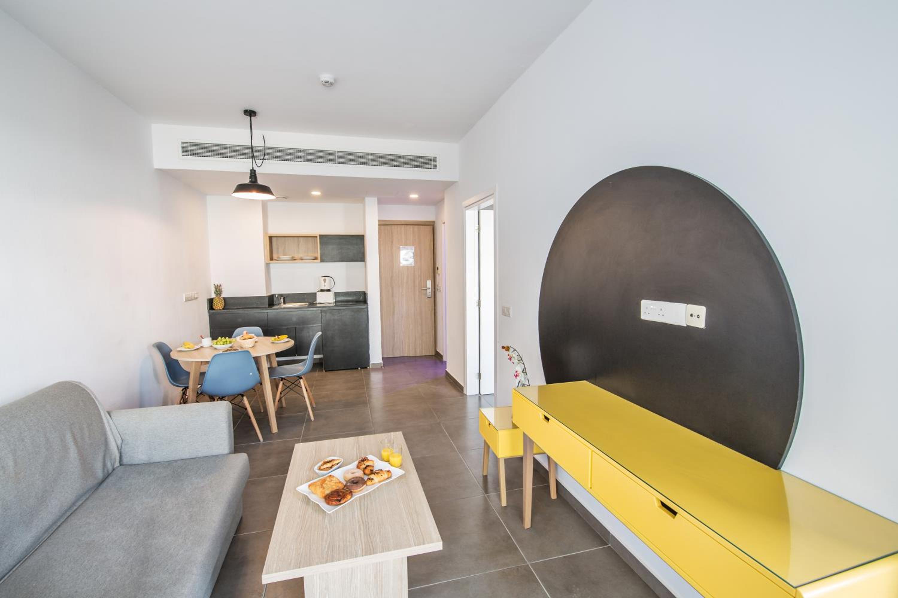 Deluxe One - Bedroom Apartment (2 Adults + 2 Children)