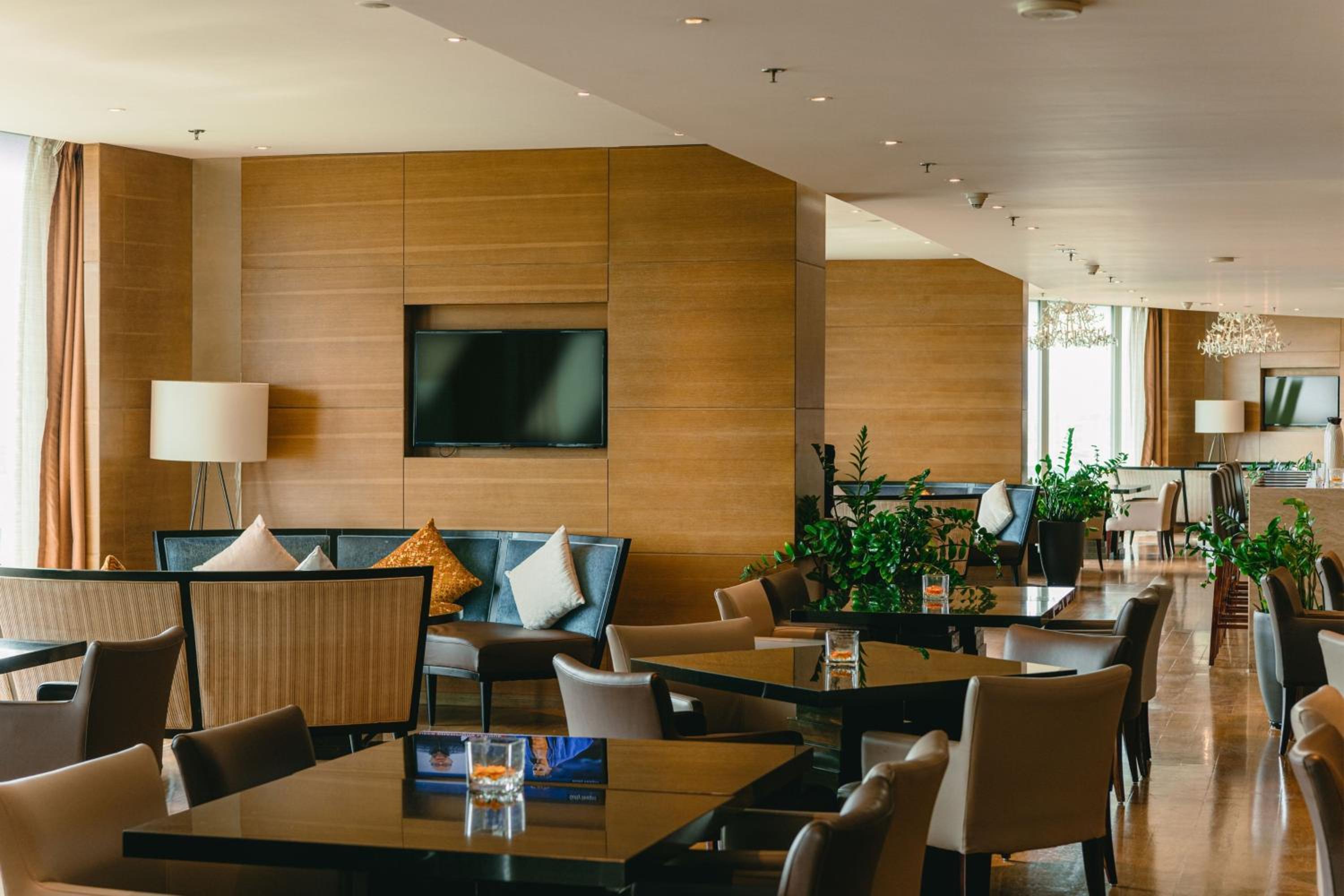 Chairman Suite, Executive lounge access, 1 King