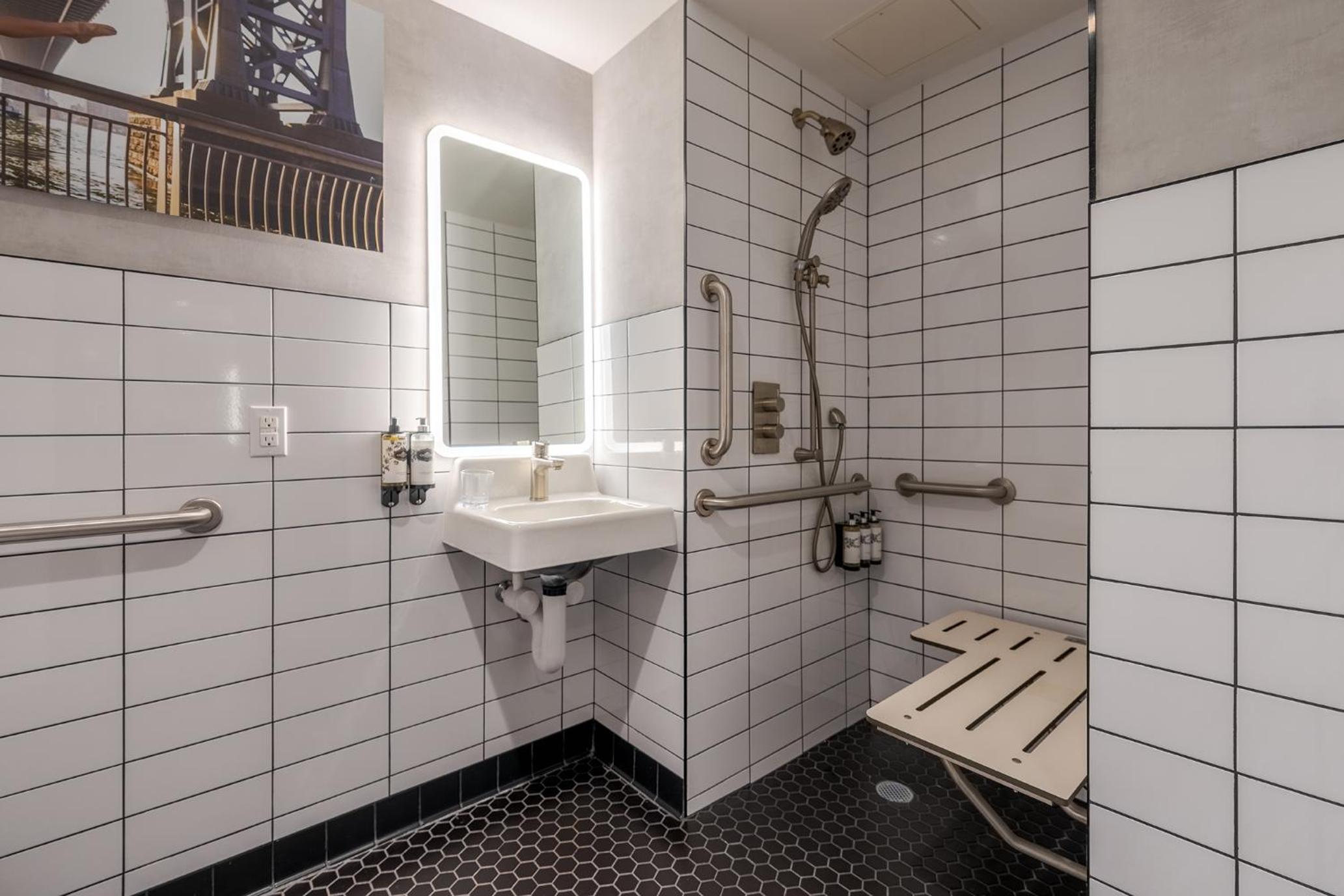 ADA - Superior King High Floor Room