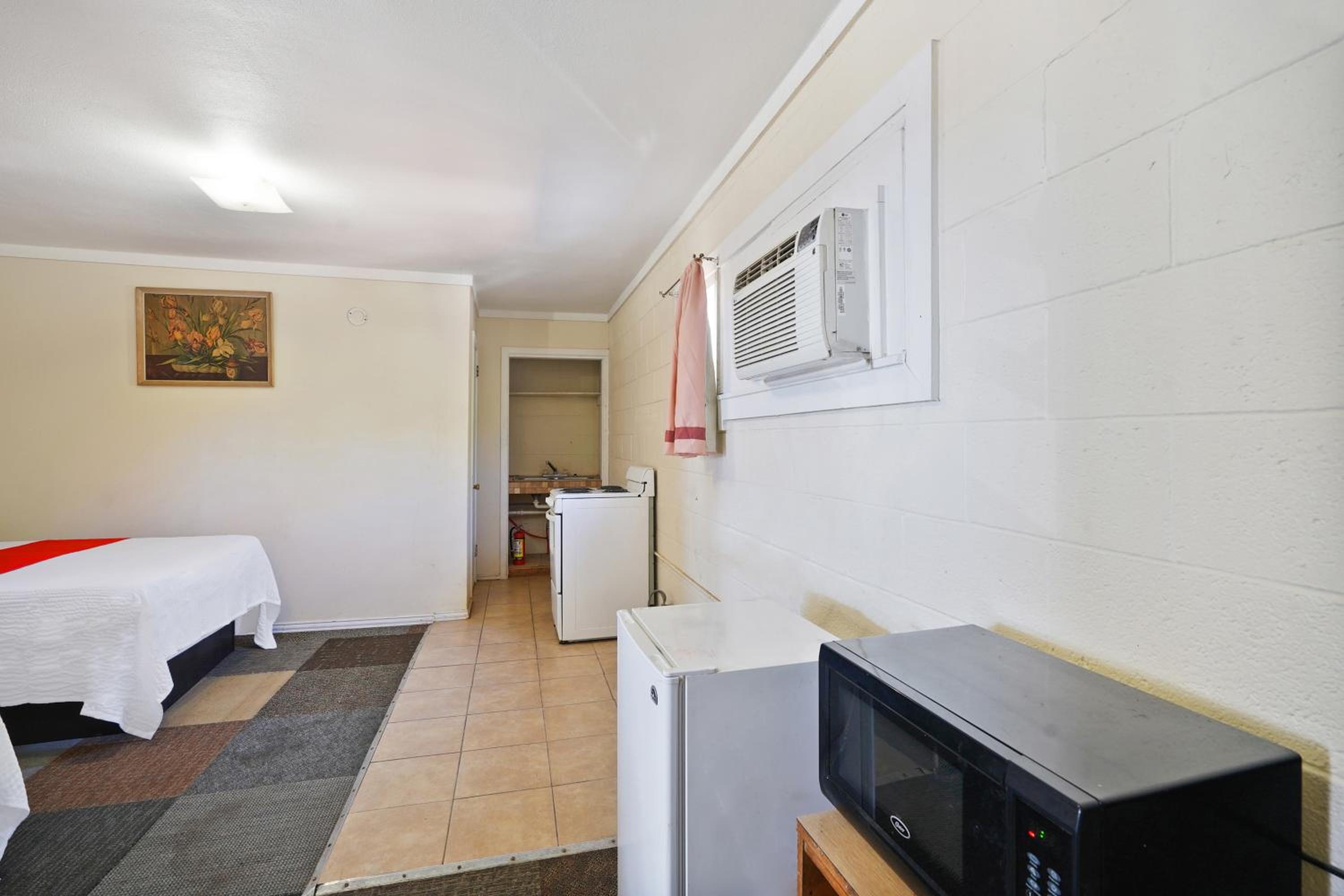 2 Full Beds with Kitchenette	