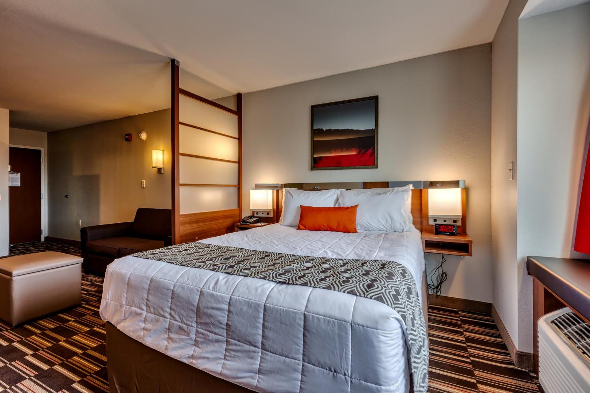 Queen Studio Suite with Mobility Access and Tub with Grab Bar, Non-Smoking