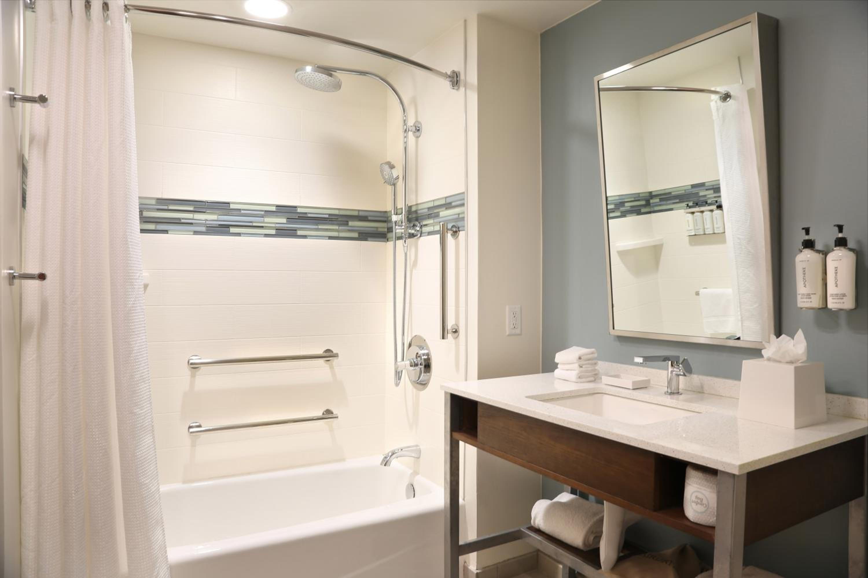 Classic Double Room with Two Double Beds and Tub - Mobility Access