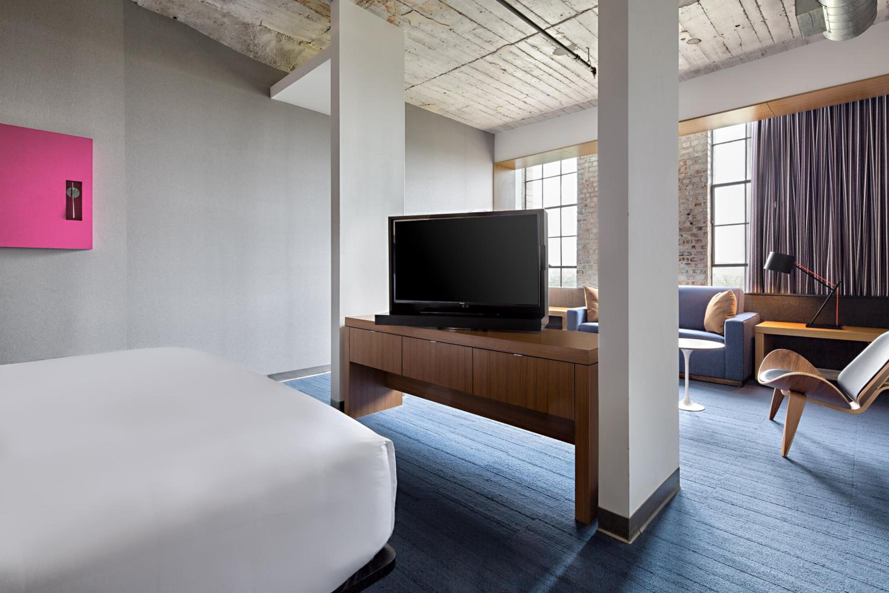 Savvy, Suite, 1 King, Sofa bed