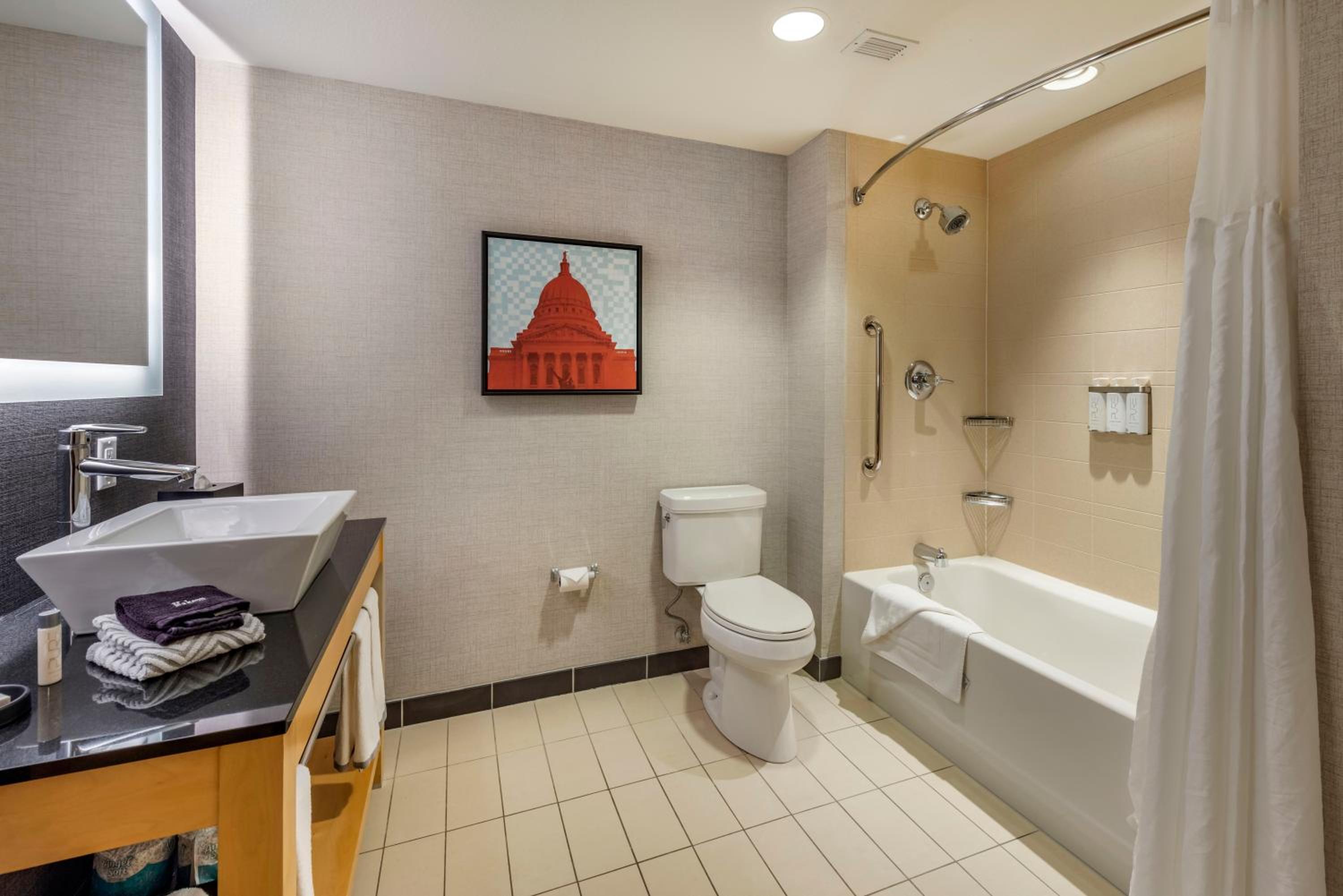 Efficiency Queen Suite with Two Queen Beds and Sofa bed - Non Smoking