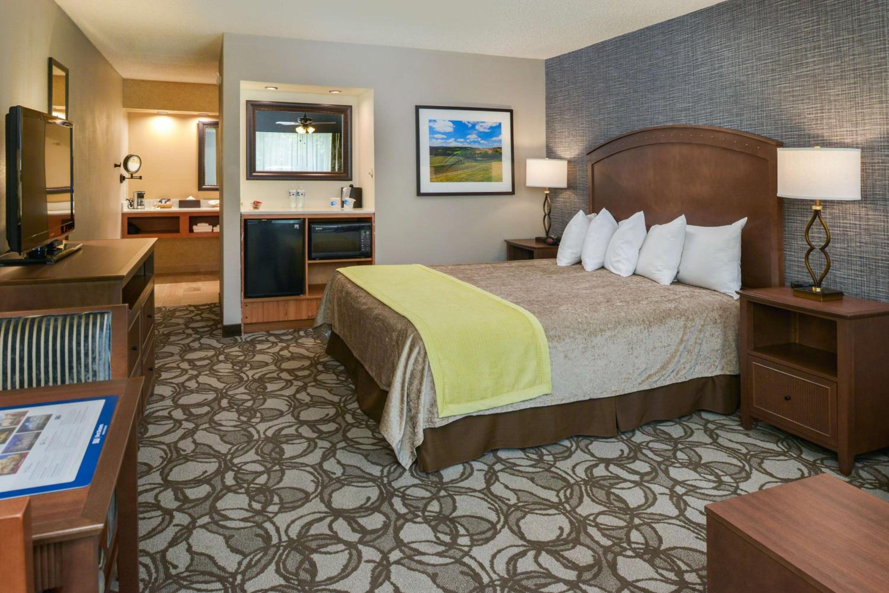 King Room with Roll In Shower-Disability Access