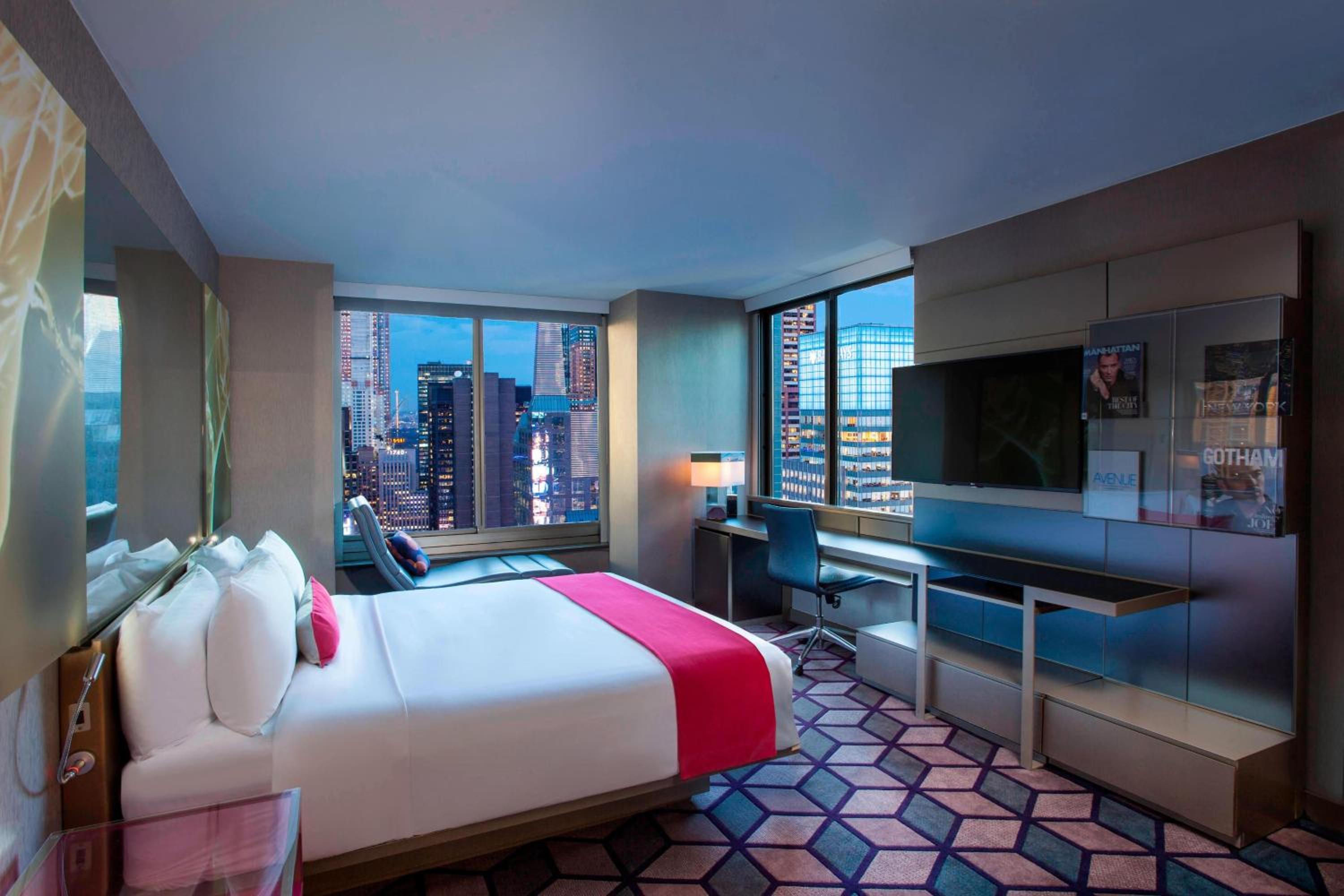 Cool Corner Room, 1 King, Hudson River view