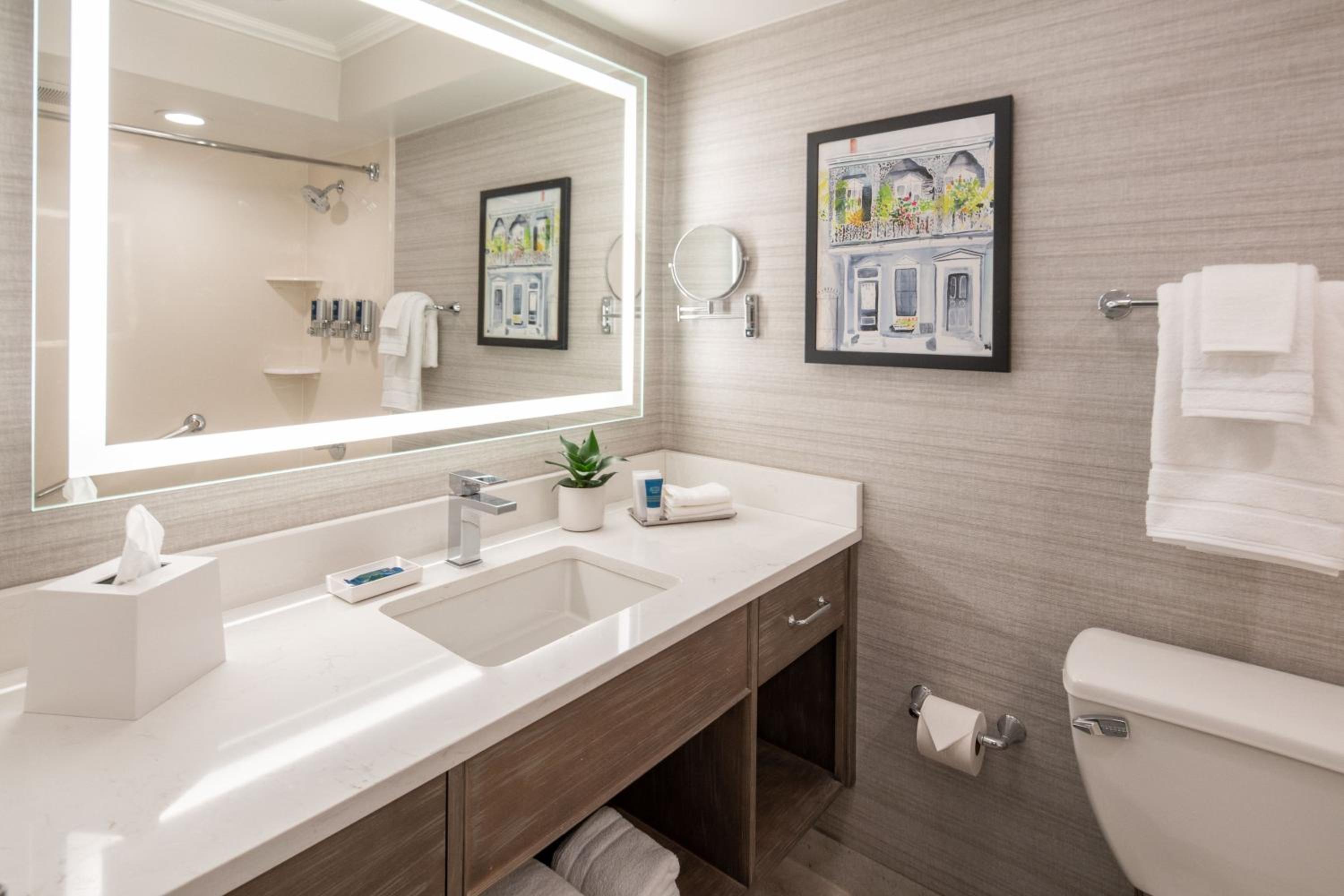 Deluxe Guest Room, Balcony, 1 King Bed, Courtyard View