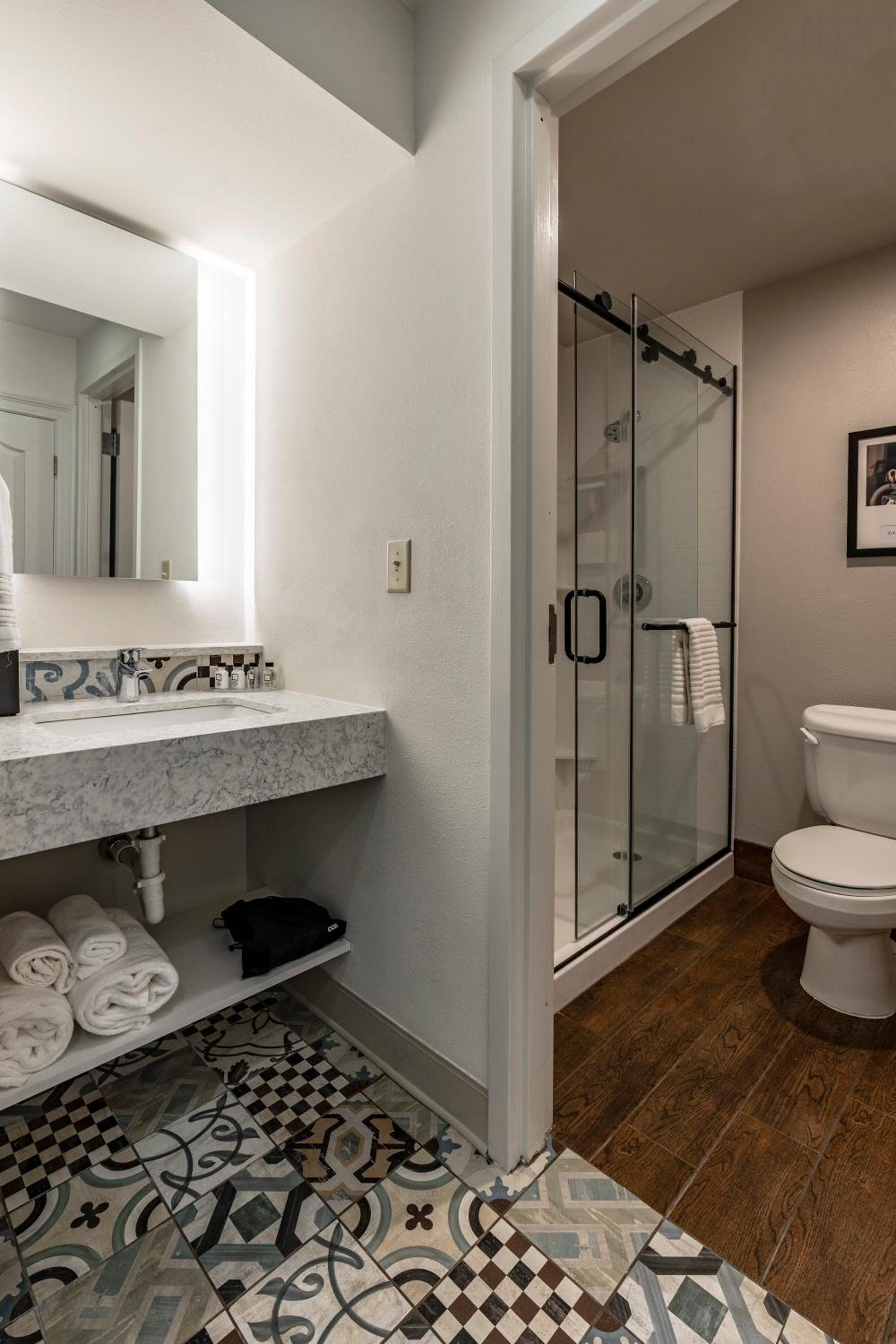 Deluxe King Room - Non-Smoking