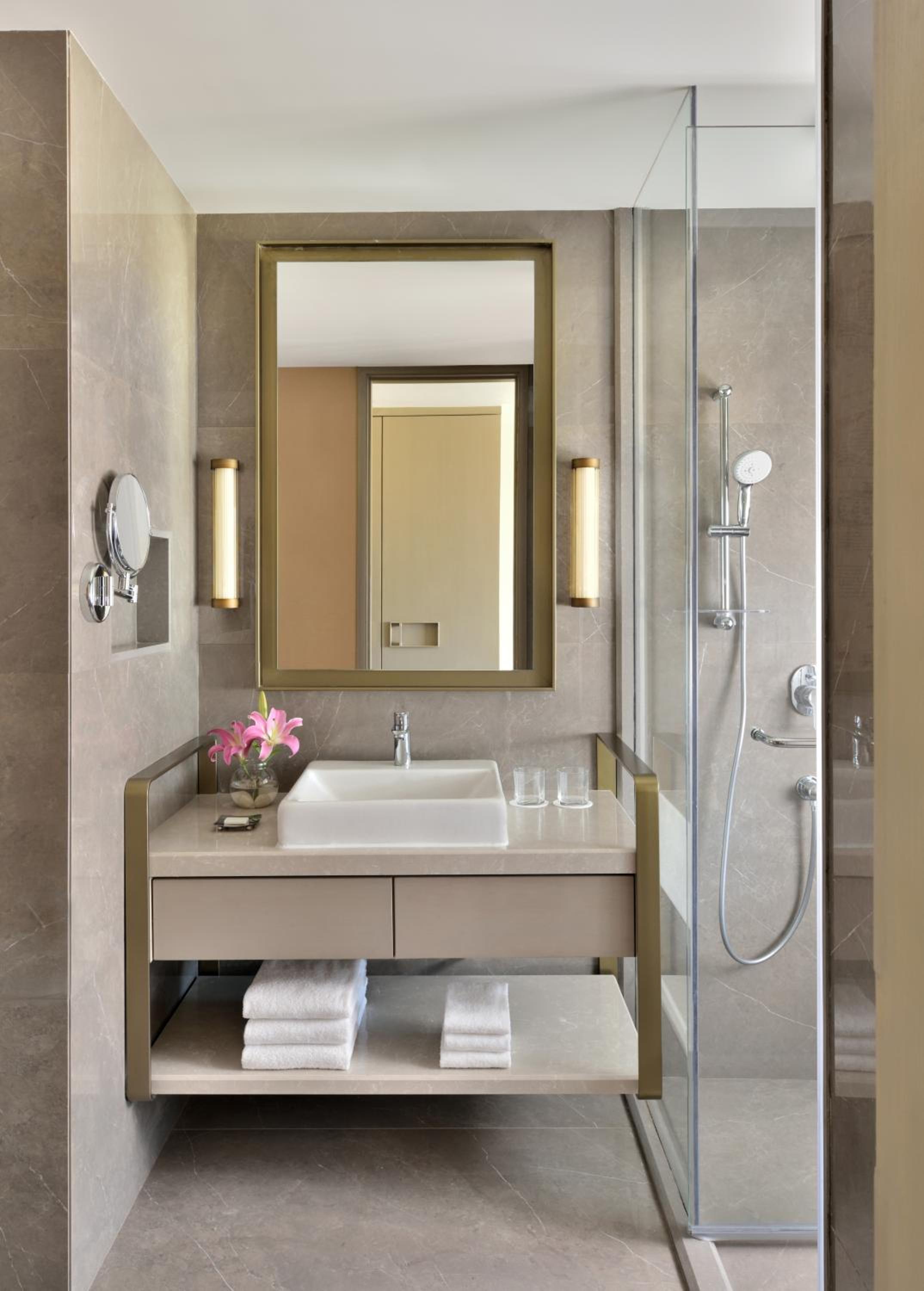 Premium, Guest room, 2 Twins, Executive Lounge Access, 2 pieces laundry per day