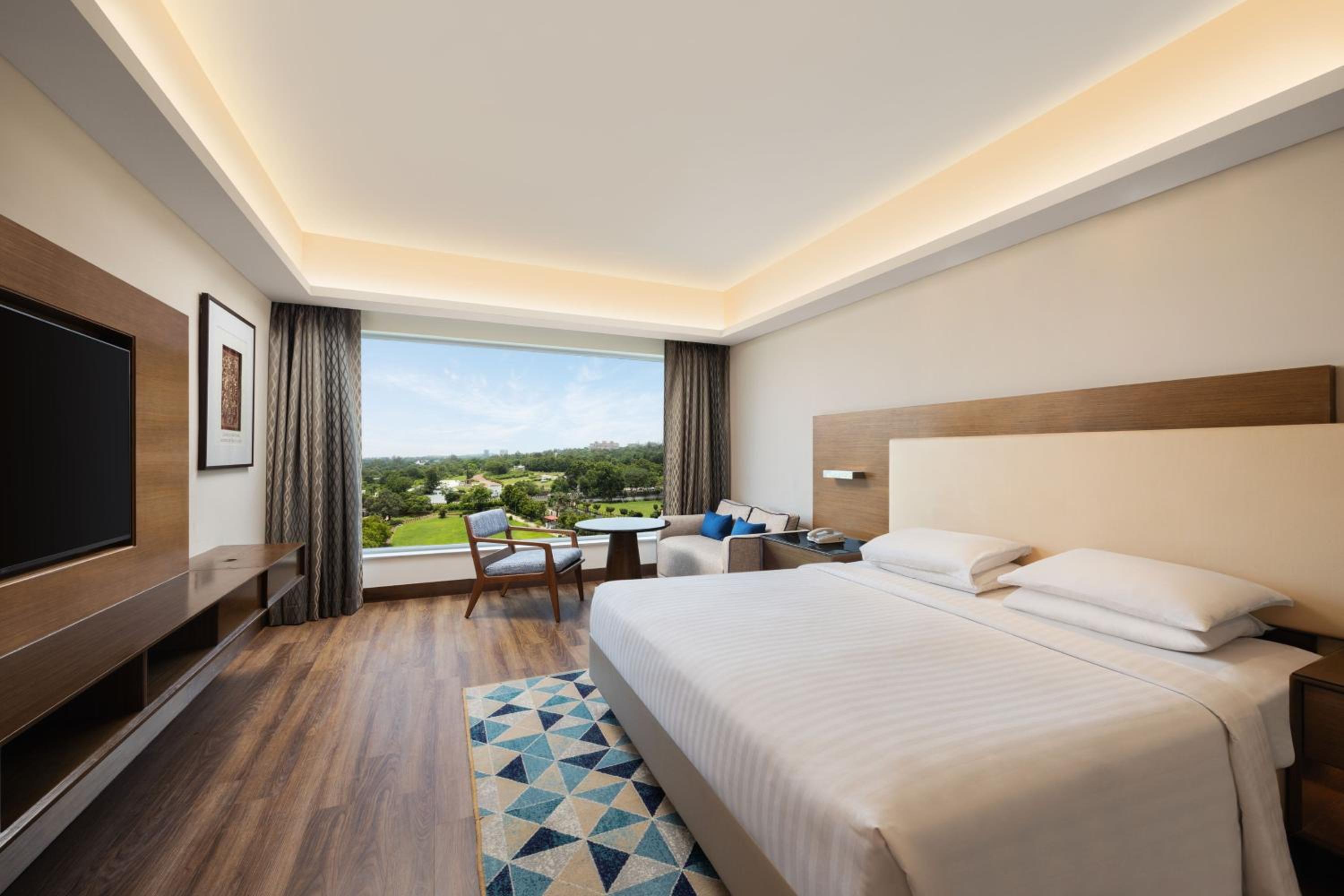 Guest room, 1 King Bed, City View