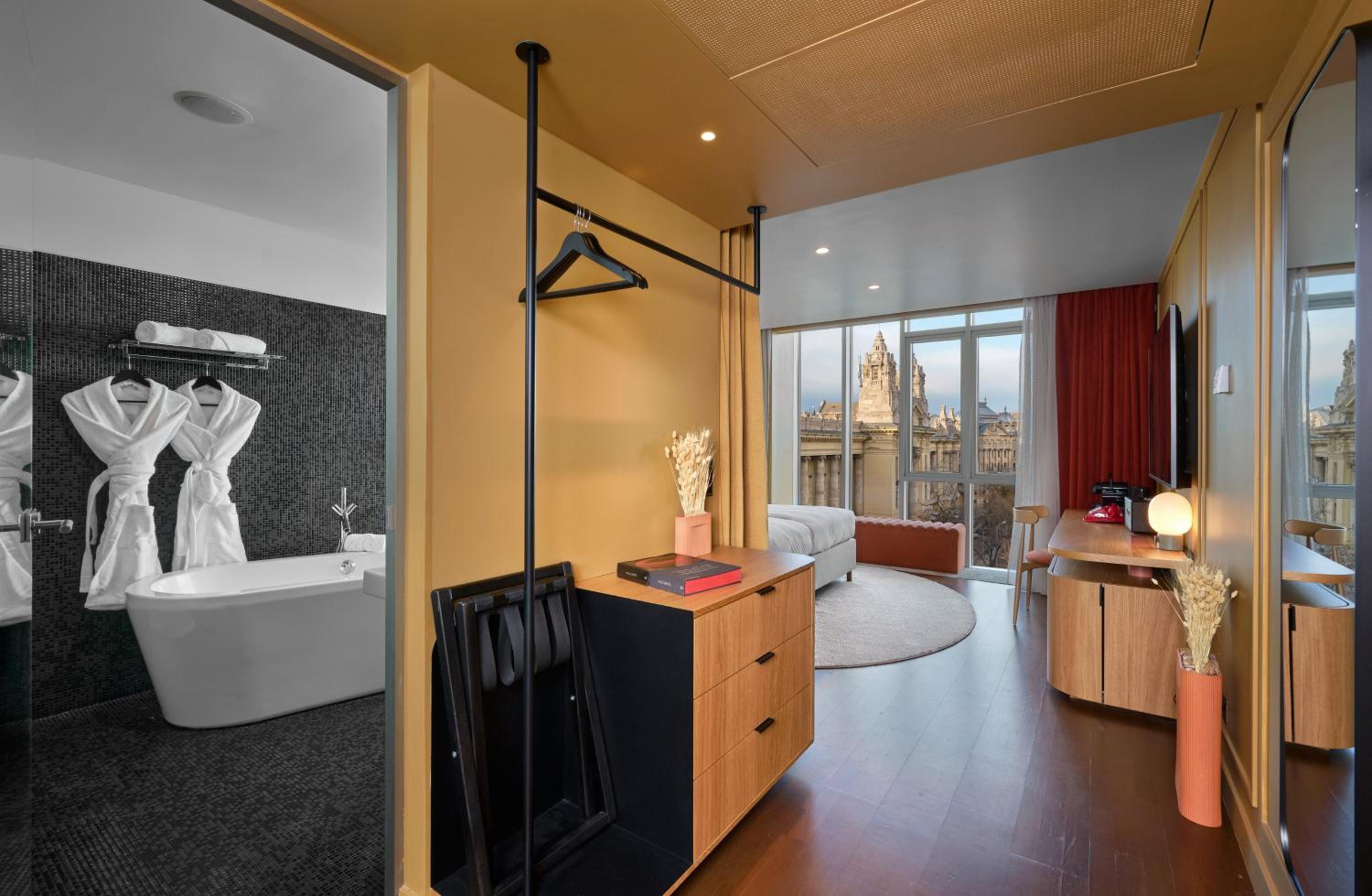 Deluxe King Room with City View