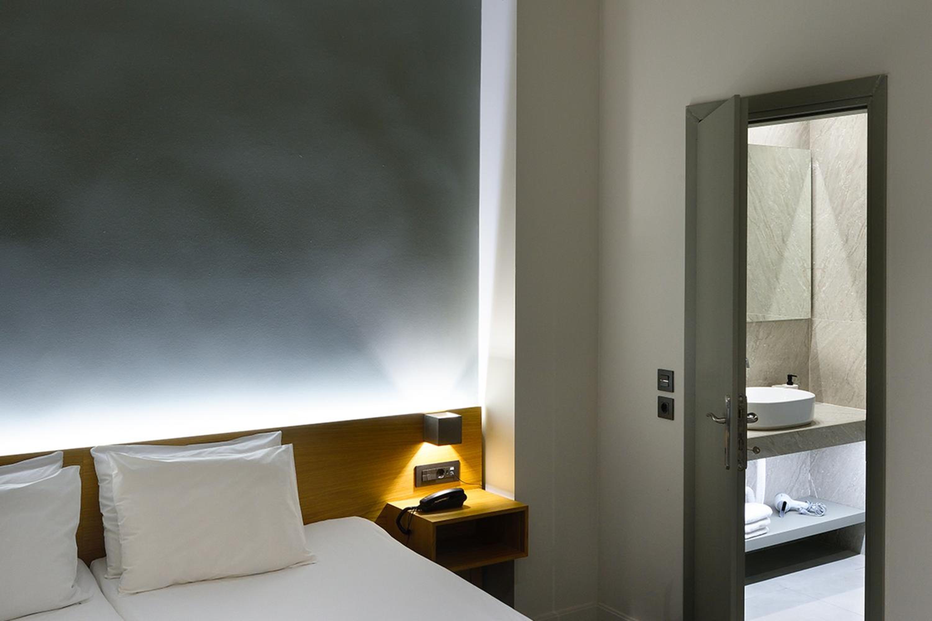 Family Room (3 Adults + 1 Child)