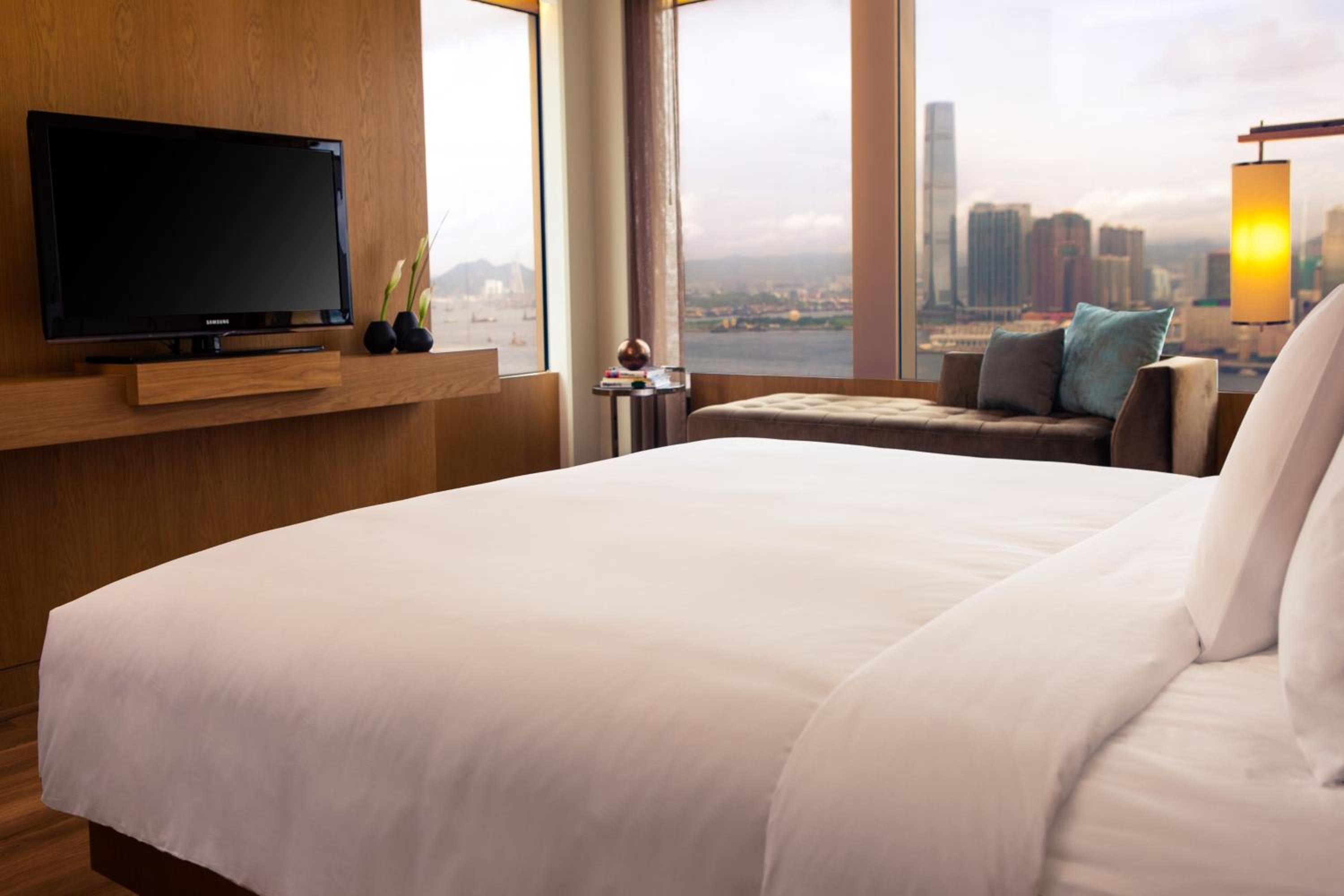 Superior Queen Suite with Harbor View and Executive Lounge Access