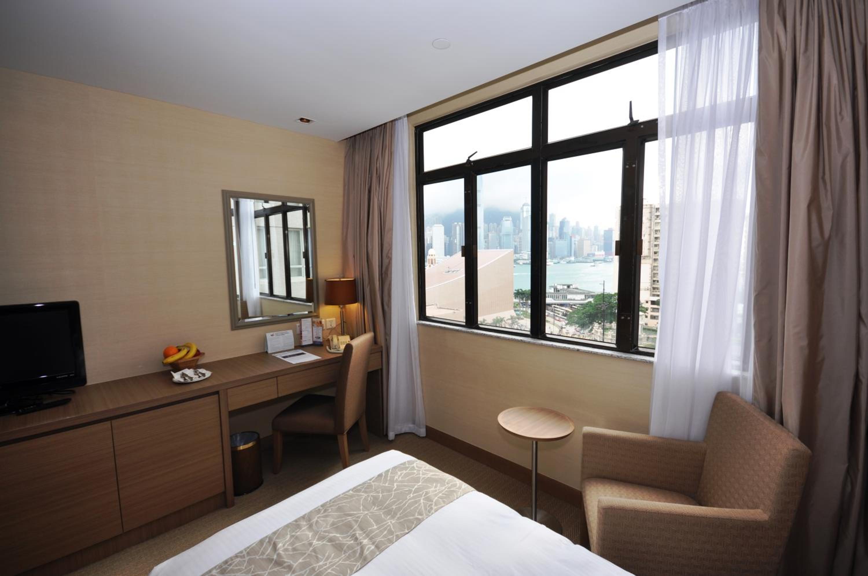 Queen or Twin Room with Partial Harbor View