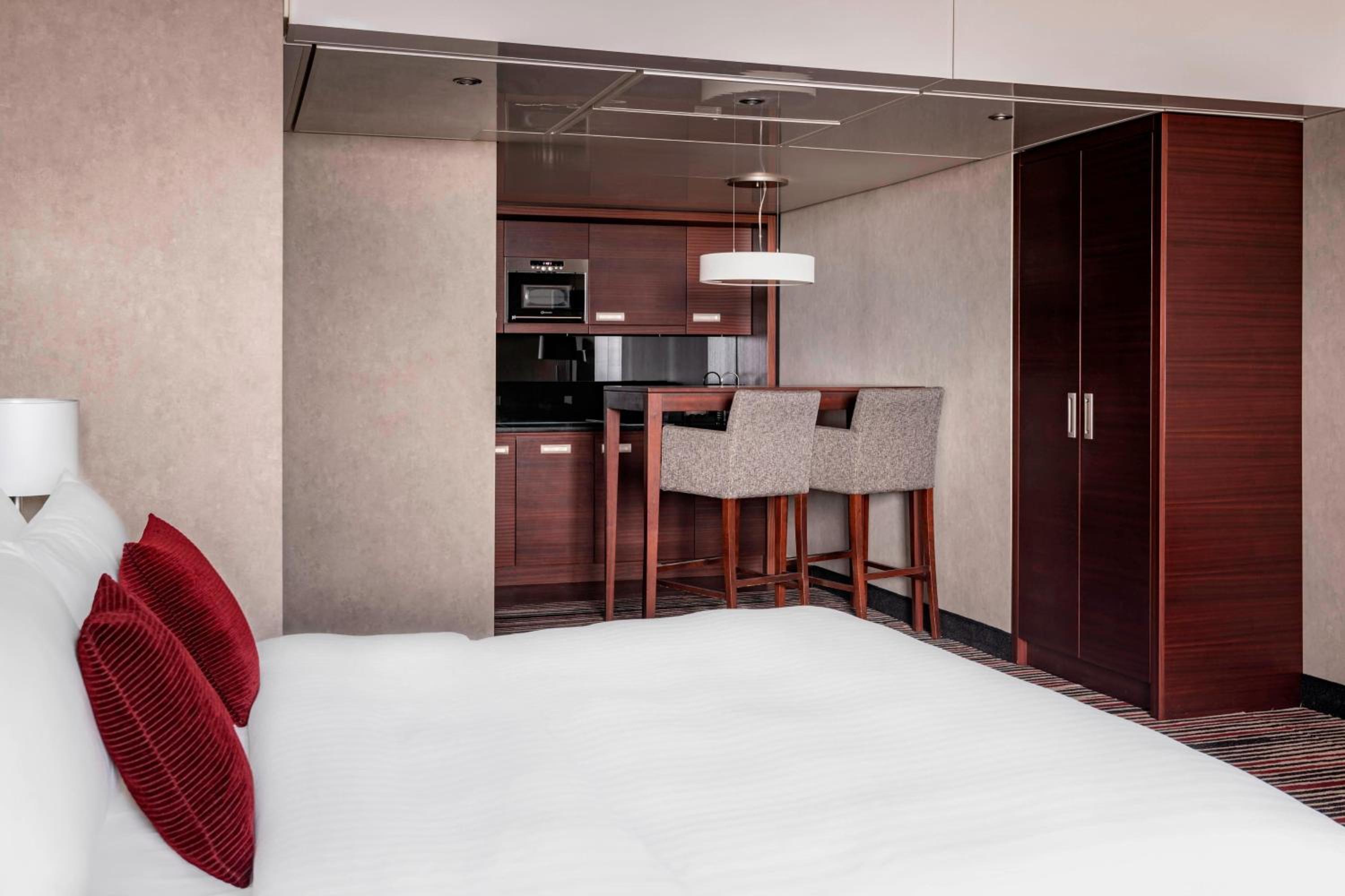 Club Suite, M Club lounge access, Suite, 1 King, Sofa bed