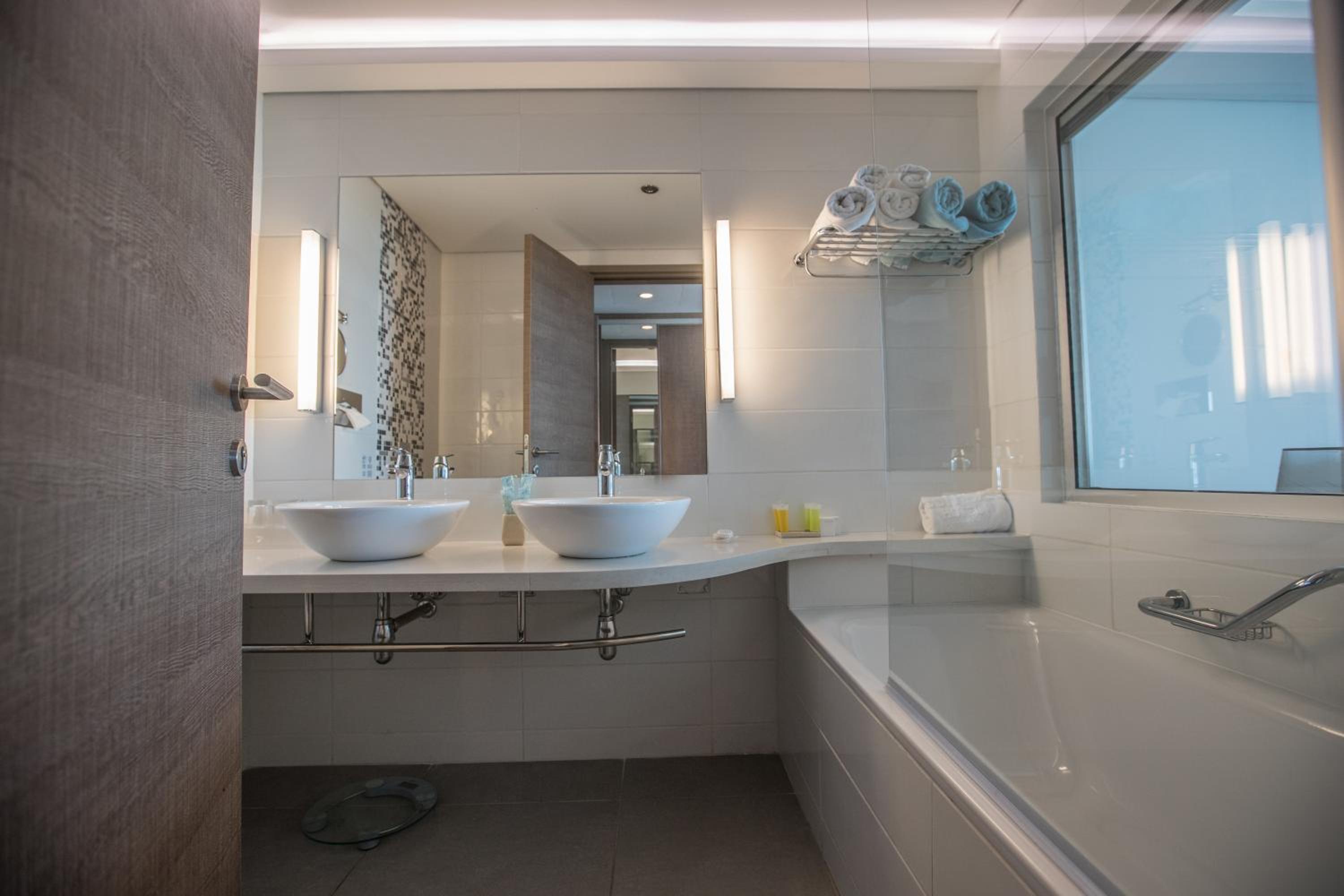 Deluxe Double or Twin Room with Side Sea View