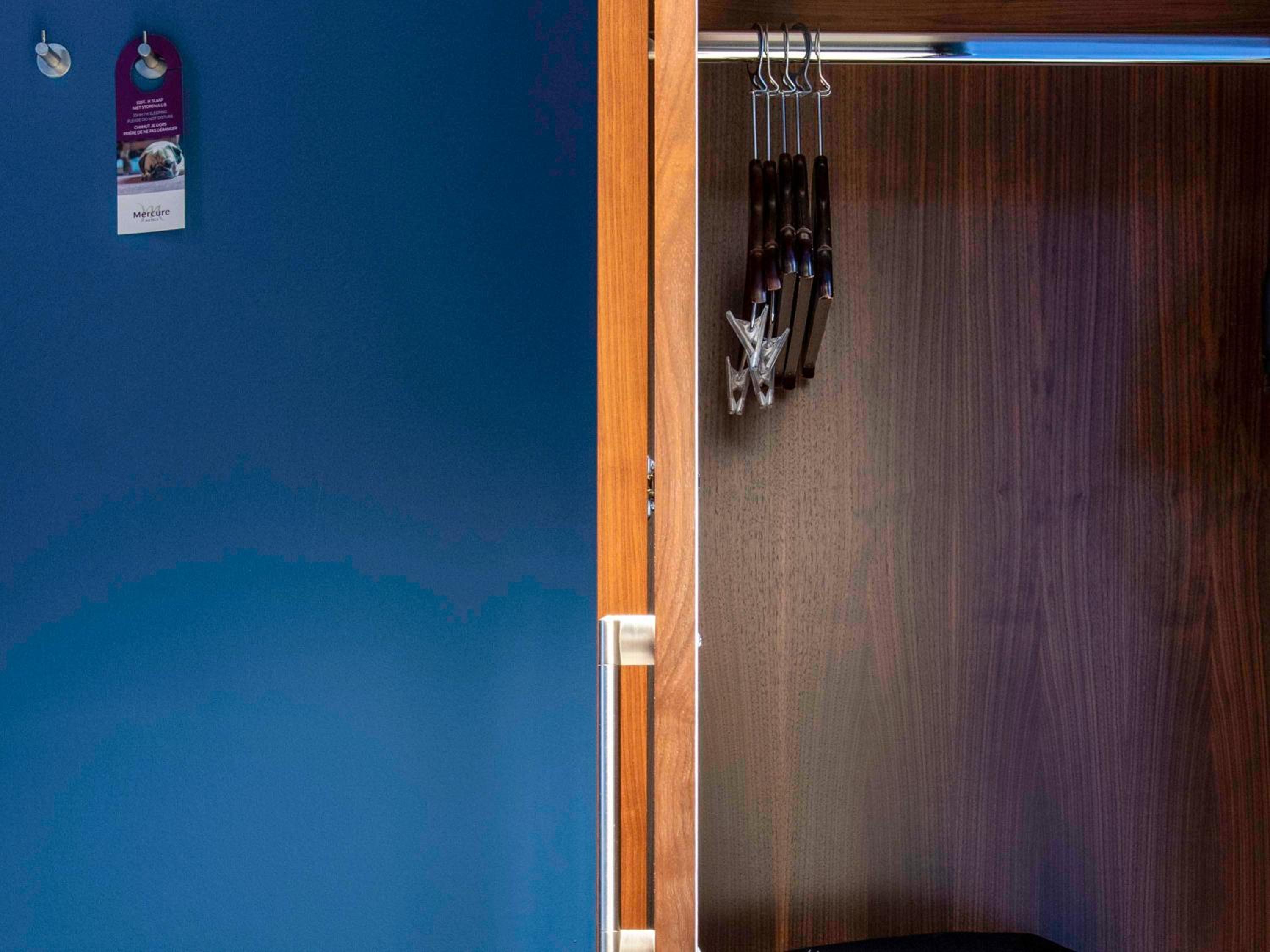 Classic King Room With Sofa Bed And City Side View