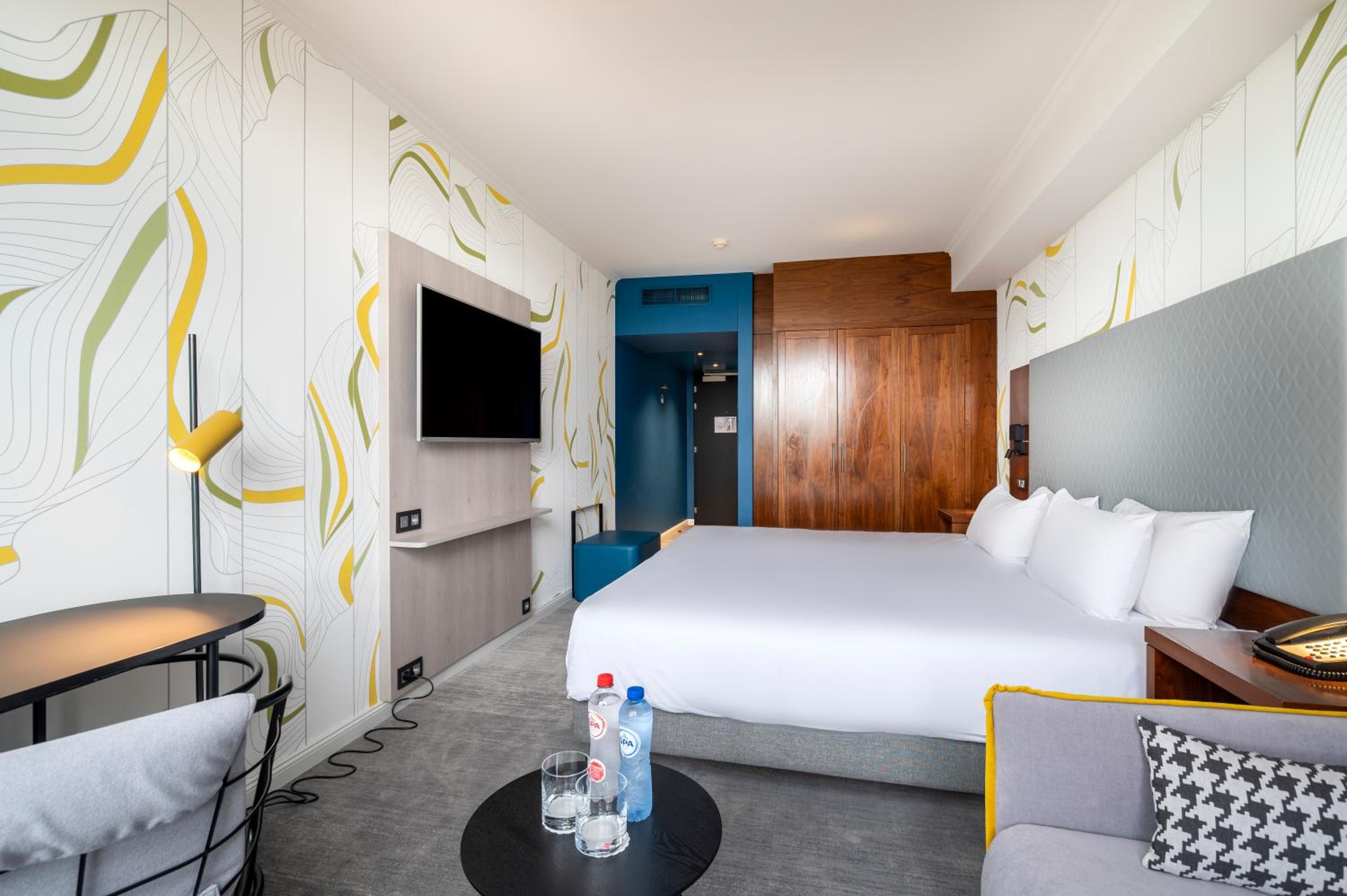 Classic King Room With Sofa Bed And City Side View