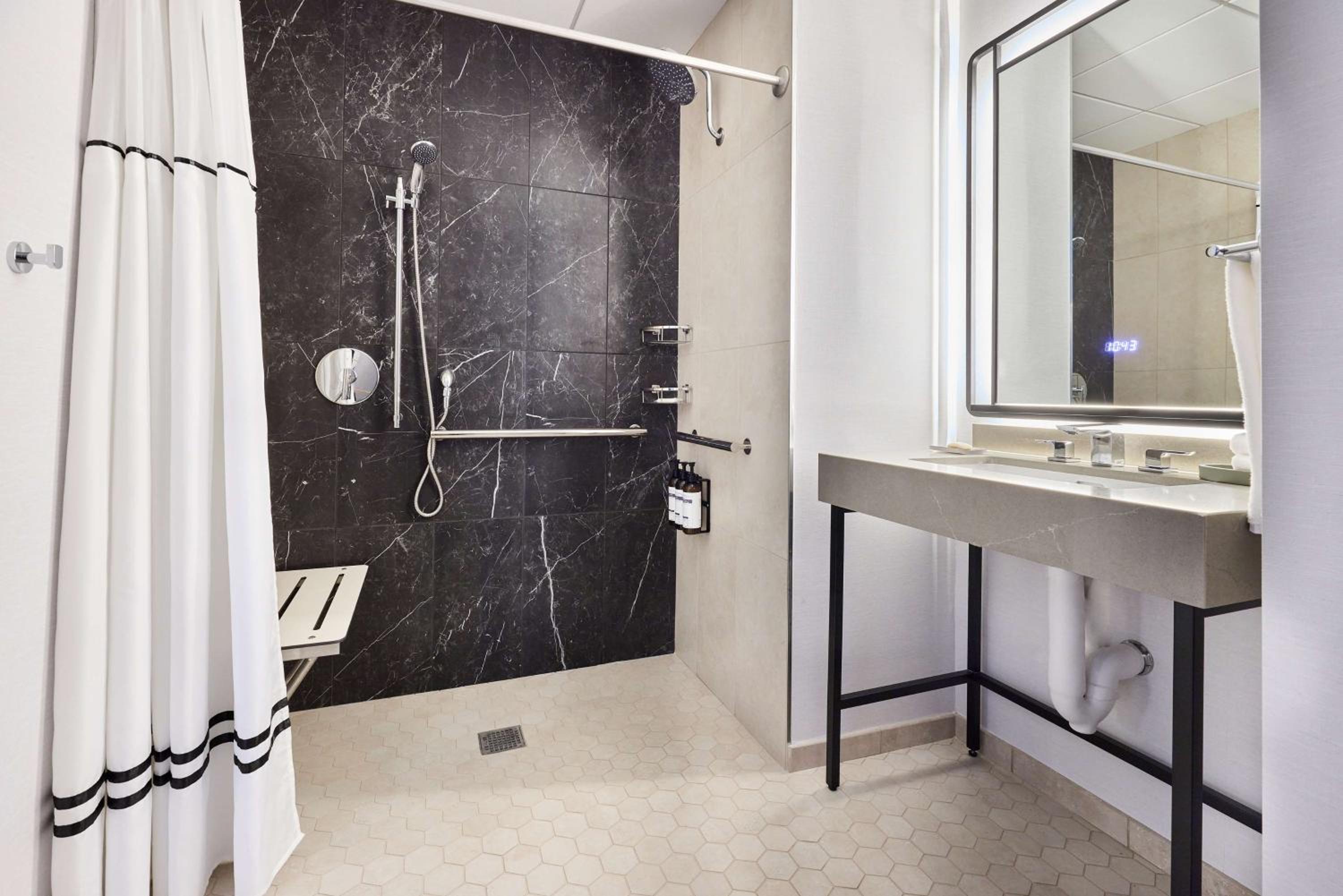 King Room with Accessible Shower - Disability Access