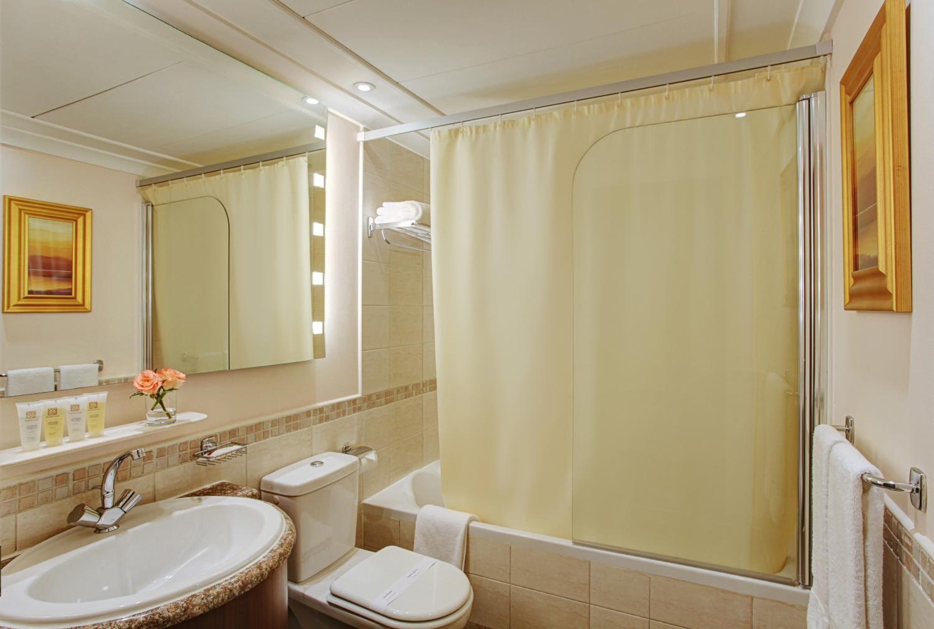 Classic Triple Room with Three Single Bed and City View