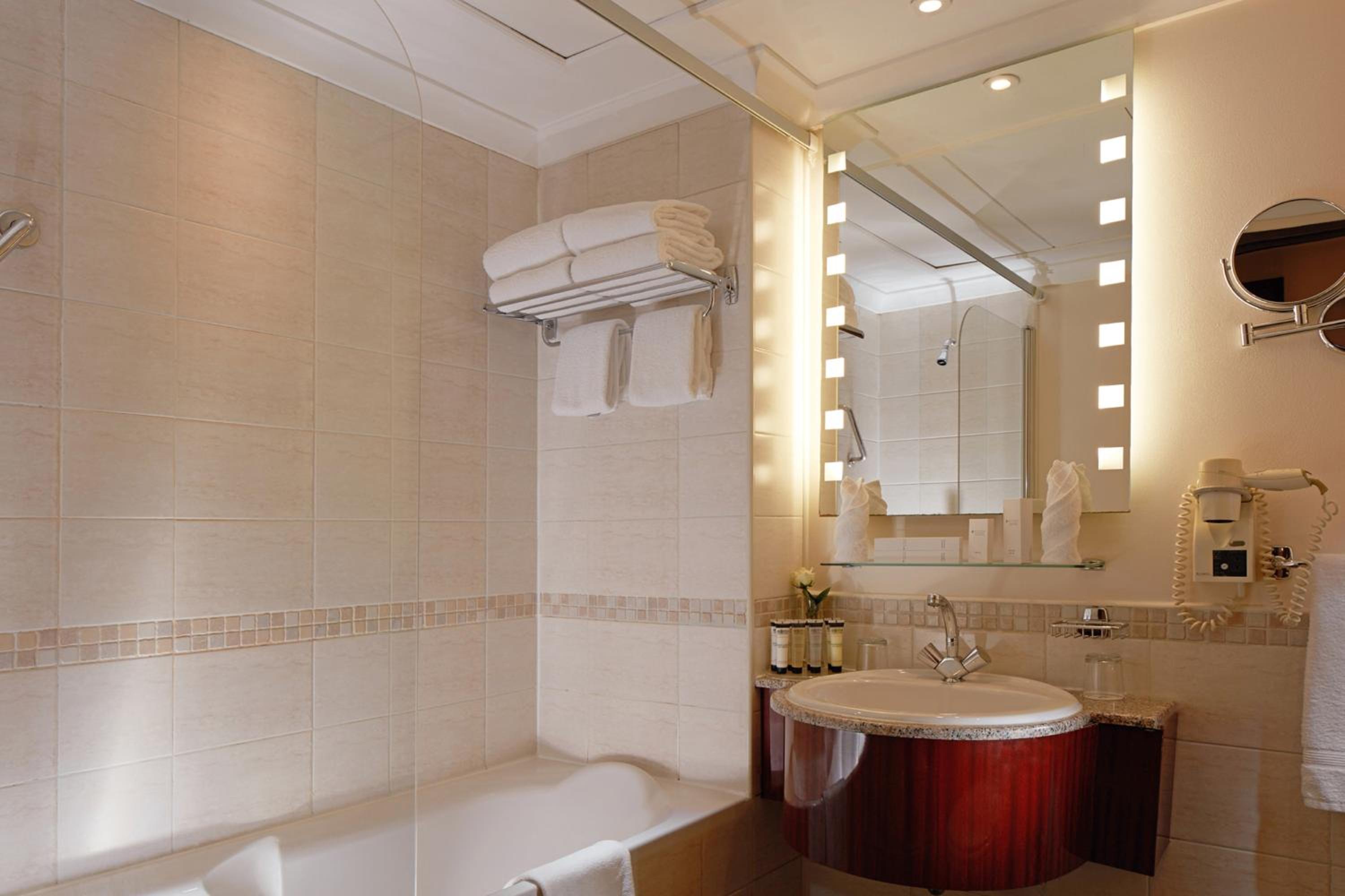 Classic Triple Room with Three Single Bed and City View