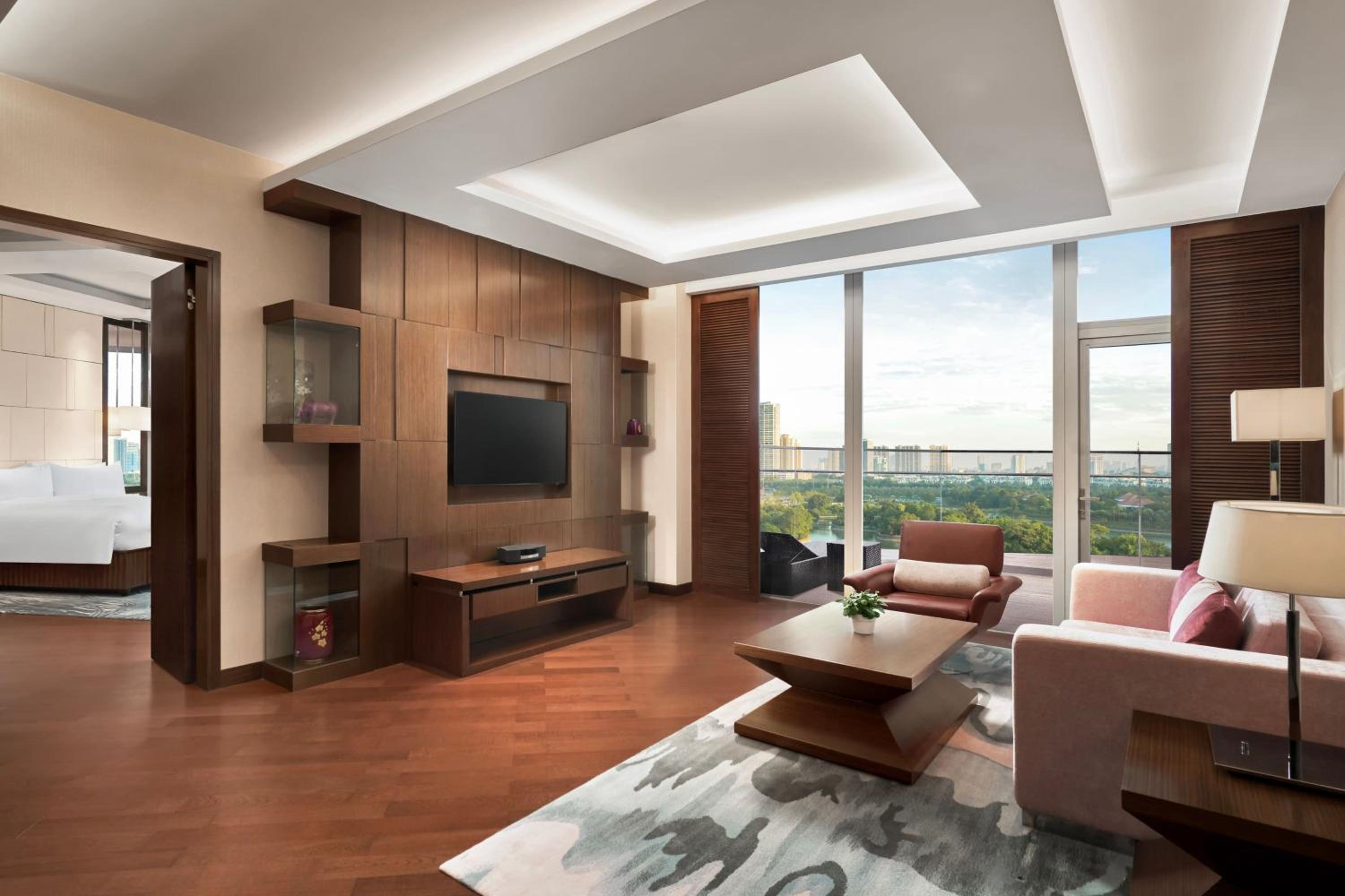 Executive Suite Balcony, Executive lounge access, 1 King, Lake View