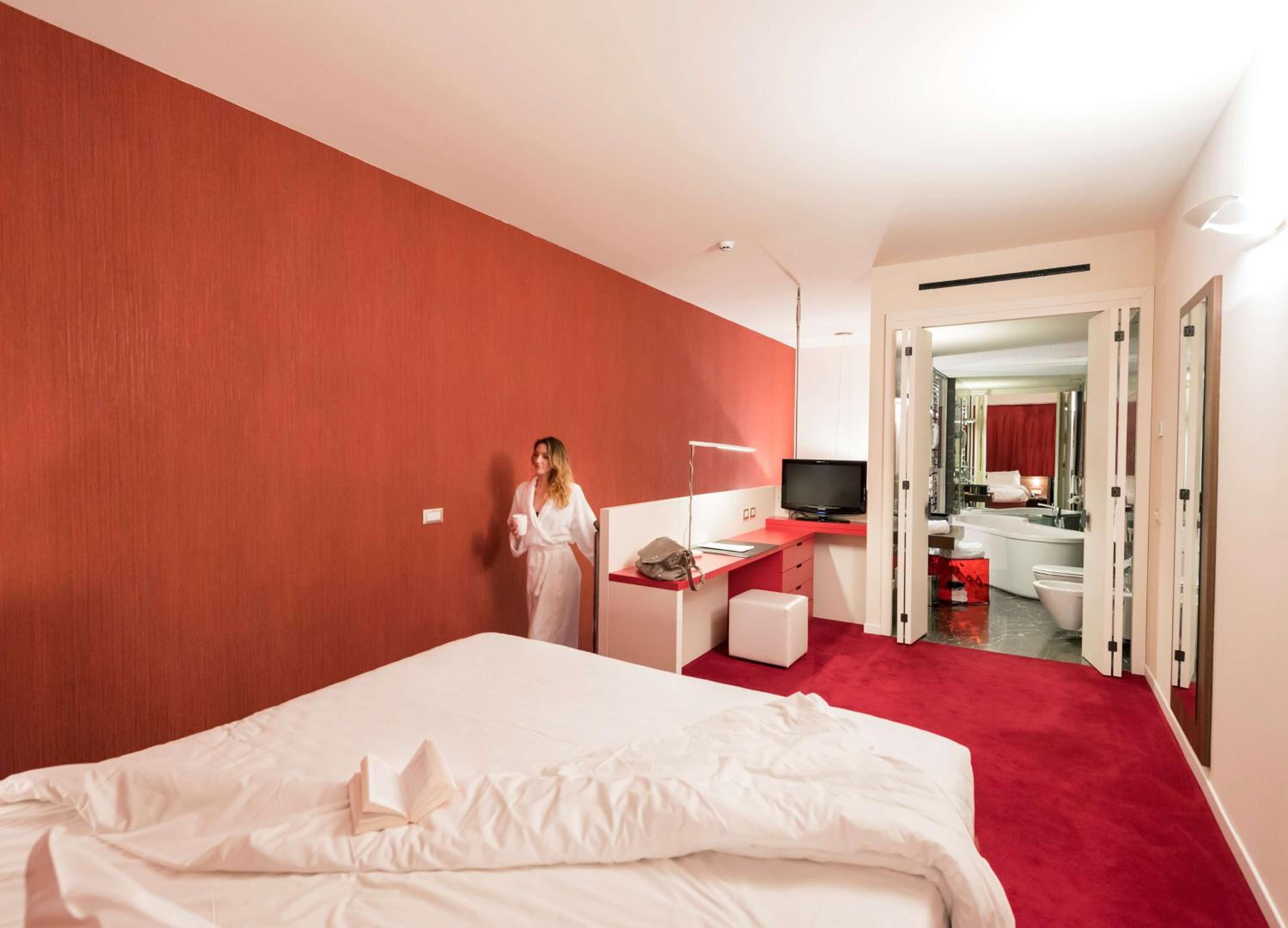 Junior King Suite with Sofa Bed