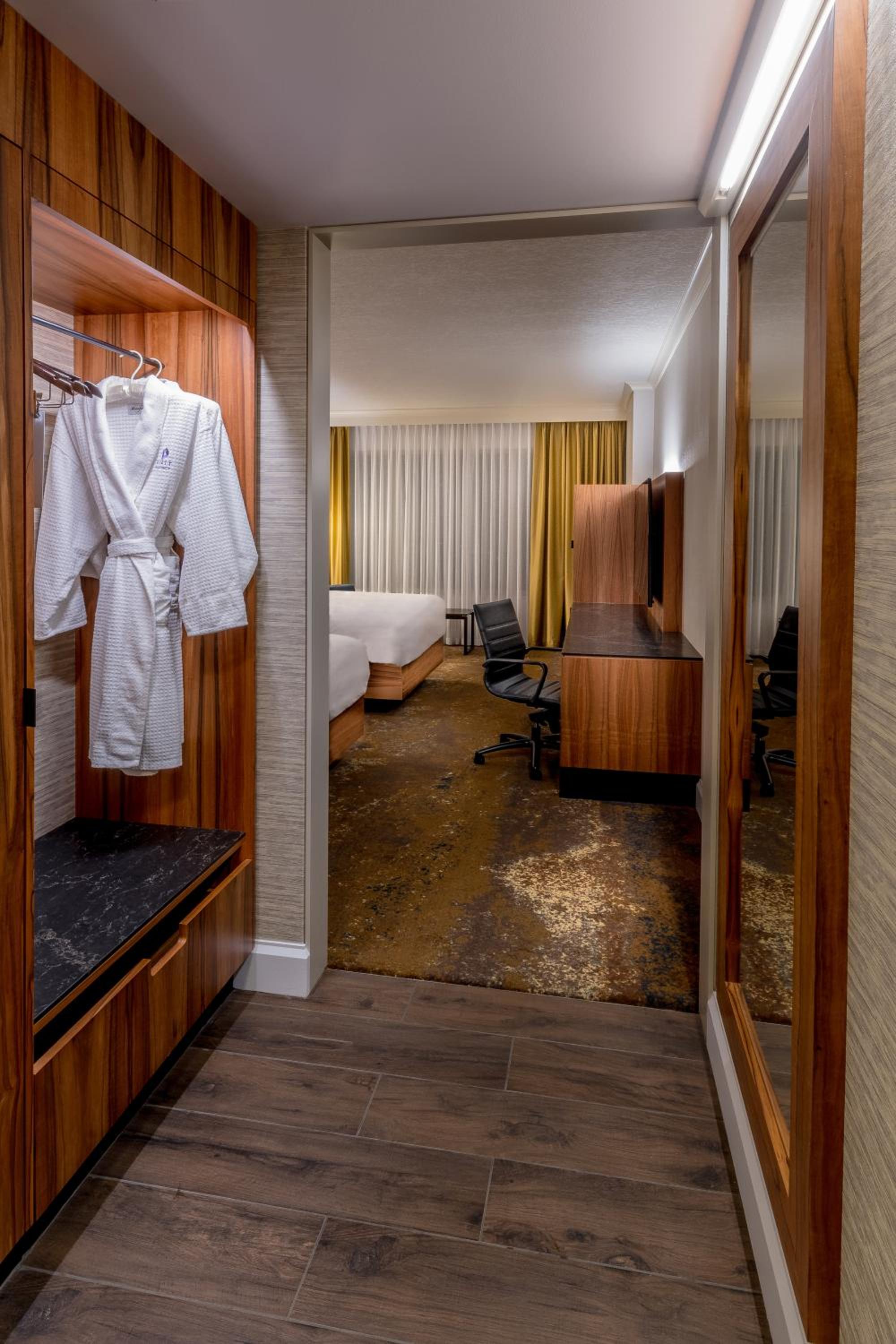 Queen Room with Two Queen Beds - Club Access