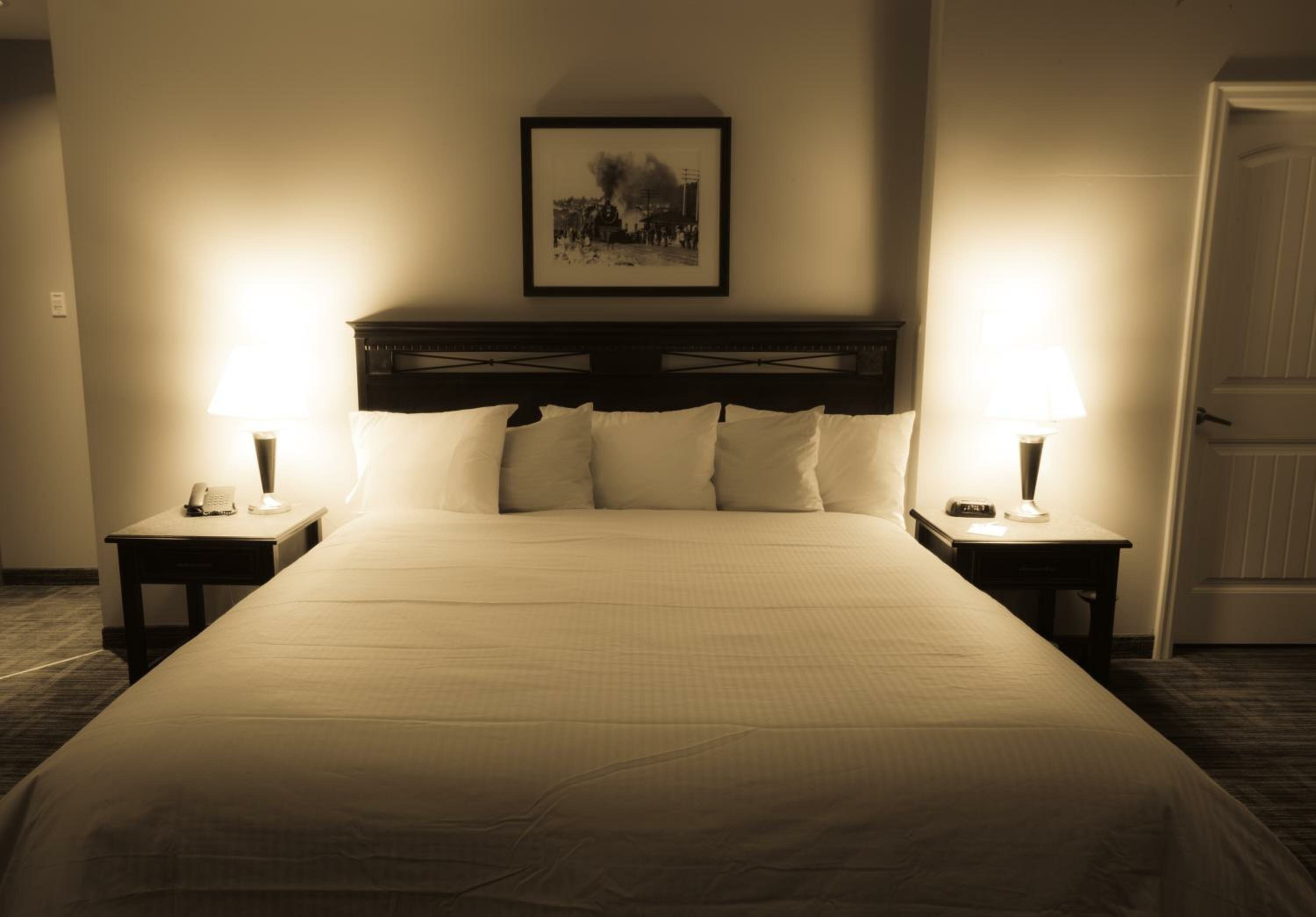 Deluxe King Suite with Spa Bath - Non-Smoking