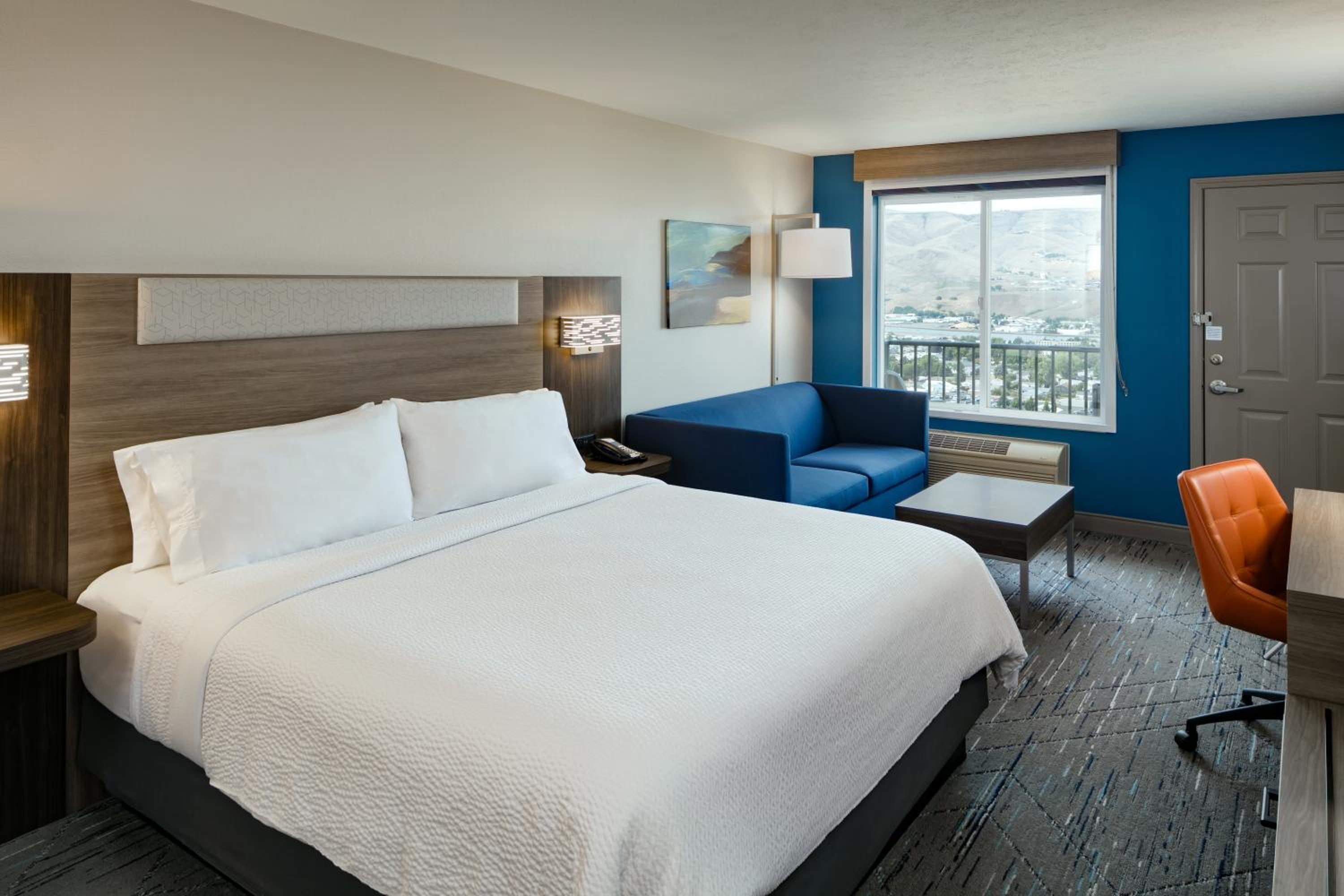 Standard King Room with Sofa Bed and Mountain View - Accessible