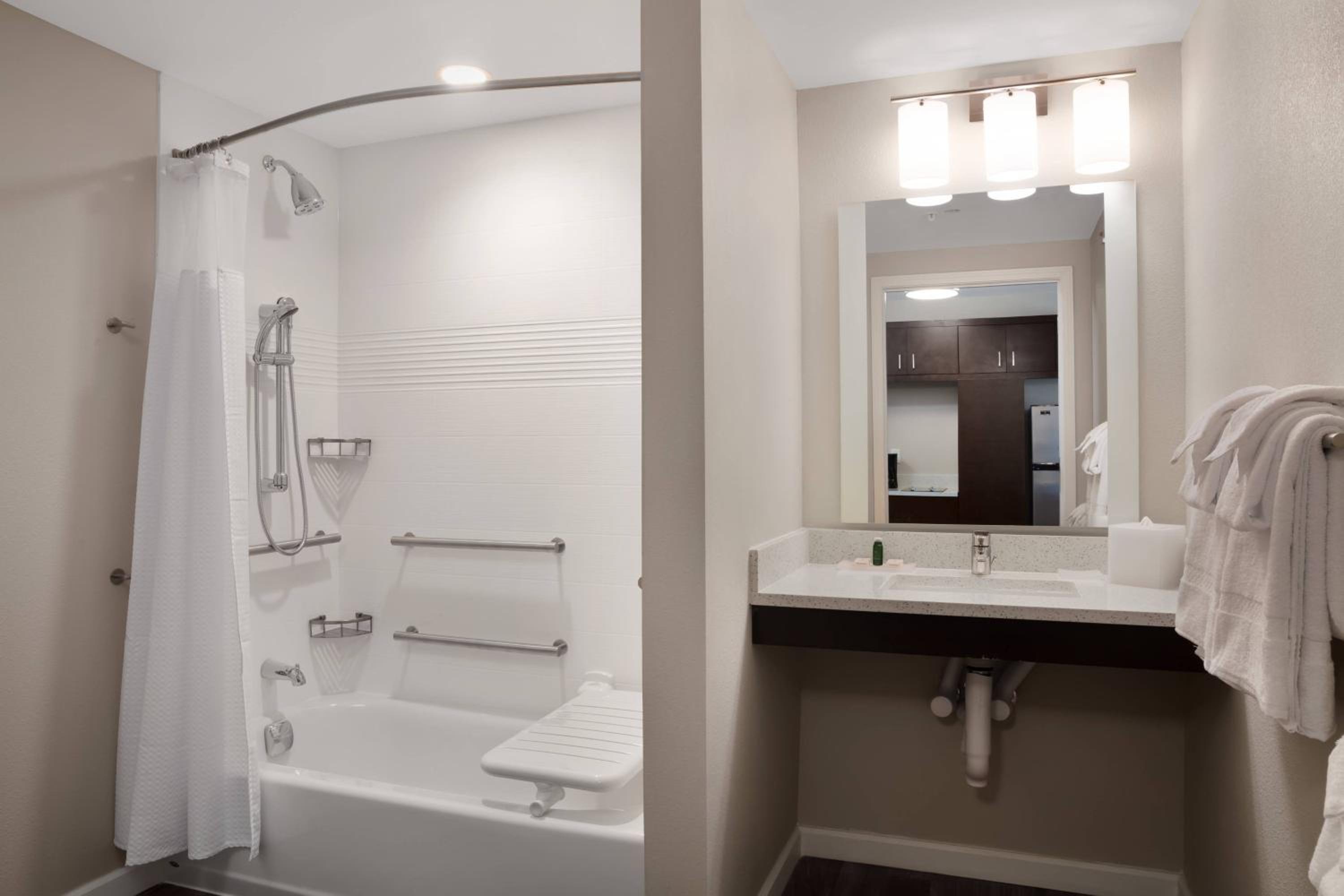 4990450EXQSStudio Suite, 2 Queen, Sofa bed (Mobility Accessible w/ Tub)