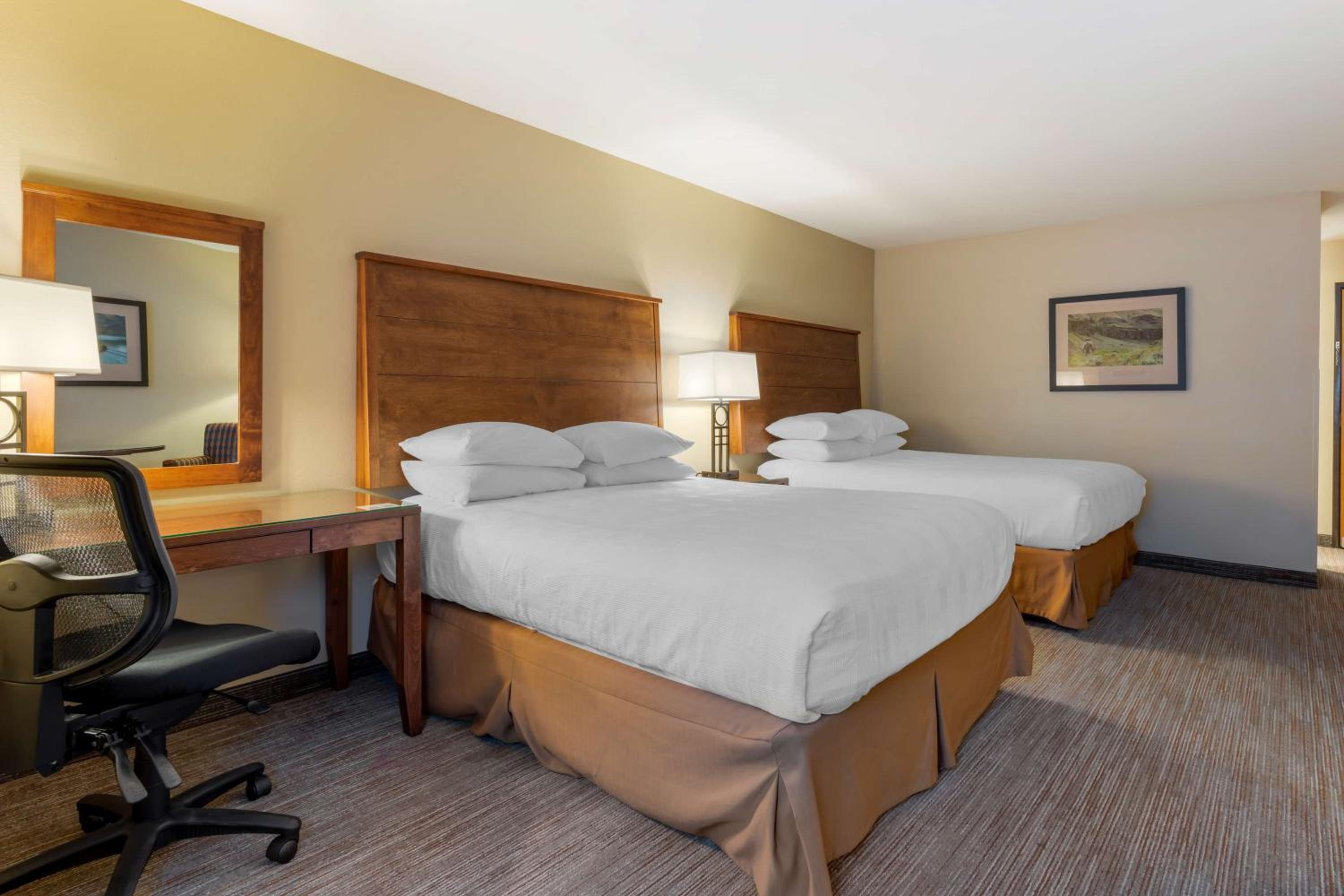 Standard Room with Two Queen Beds with Bathtub - Sub Level - No Pets