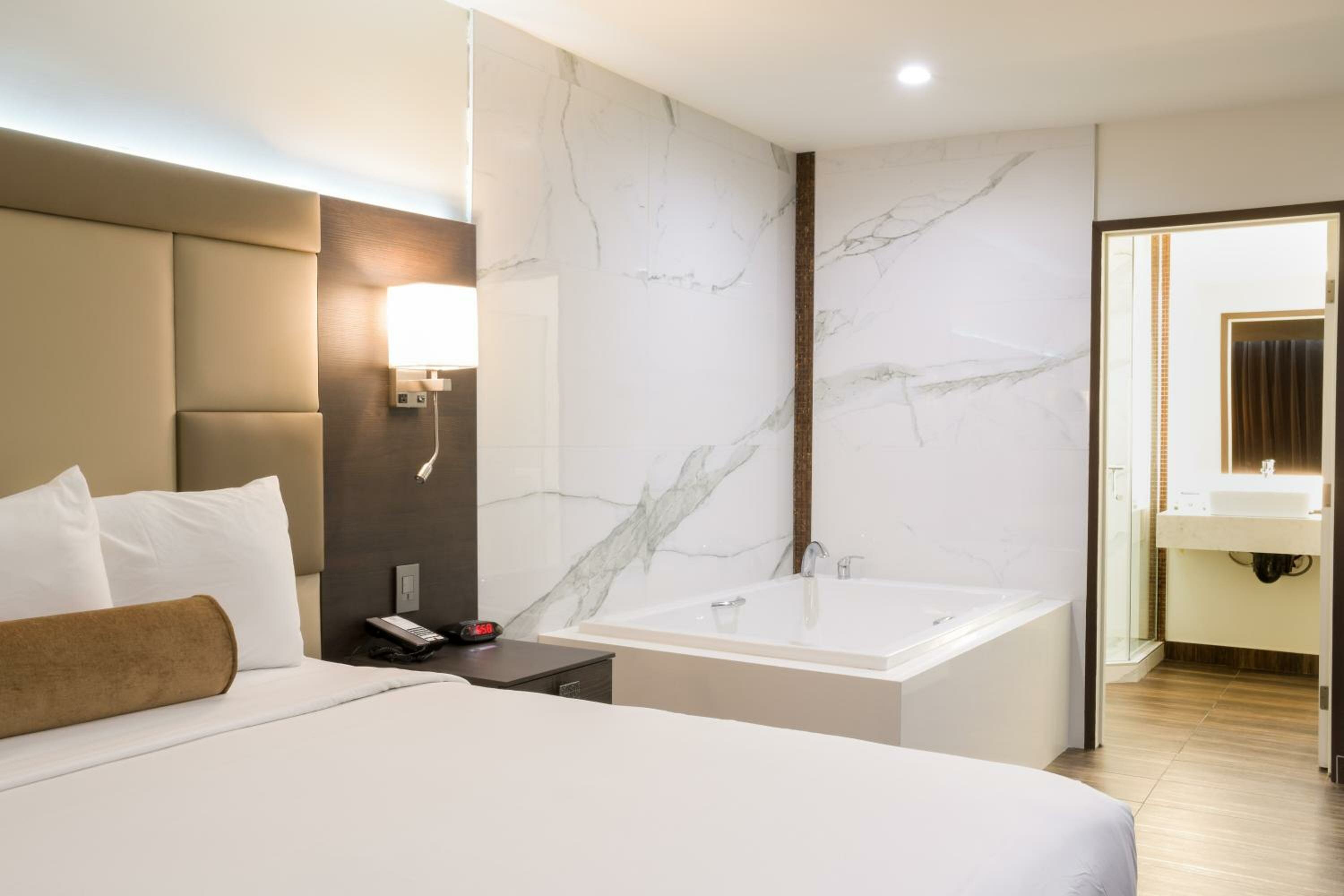 Romantic Suite, 1 King Bed, Jetted Tub